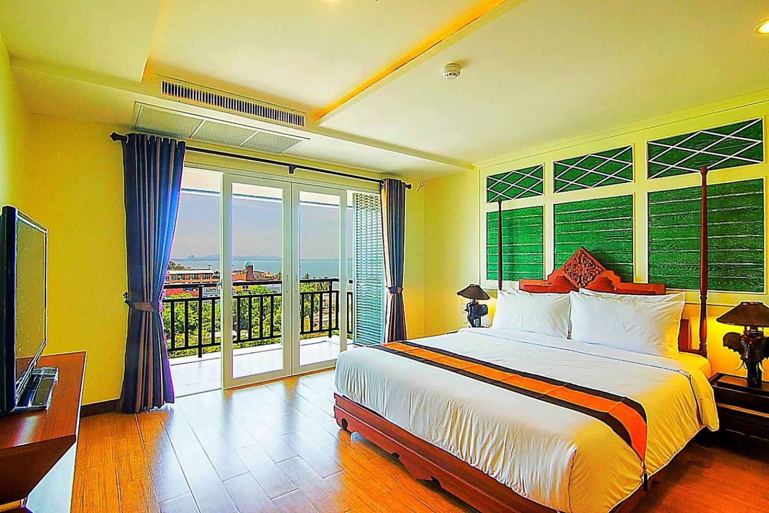 Deluxe Double Room with Balcony - Photo 10