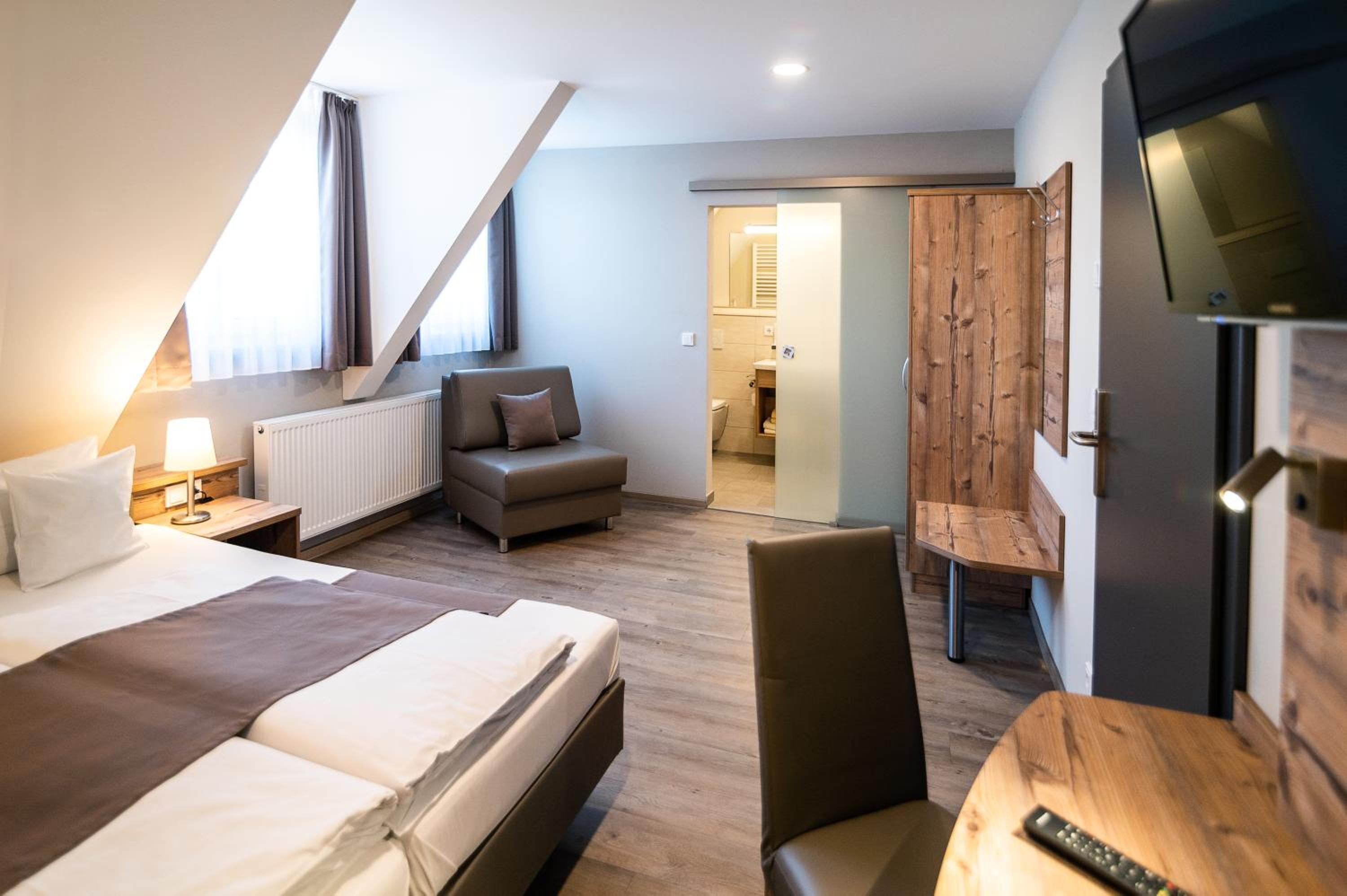 Deluxe Double Room - Photo 8