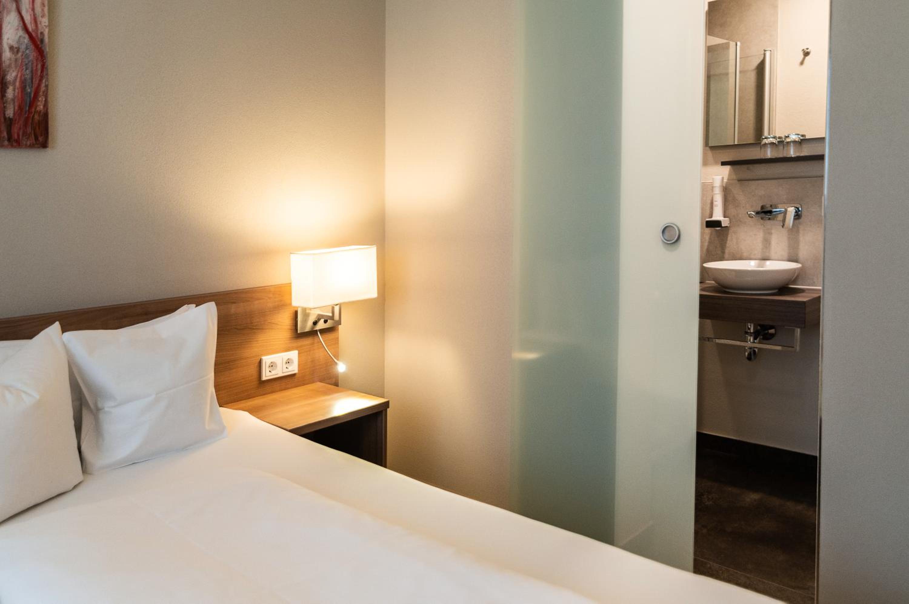 Deluxe Double Room - Photo 9