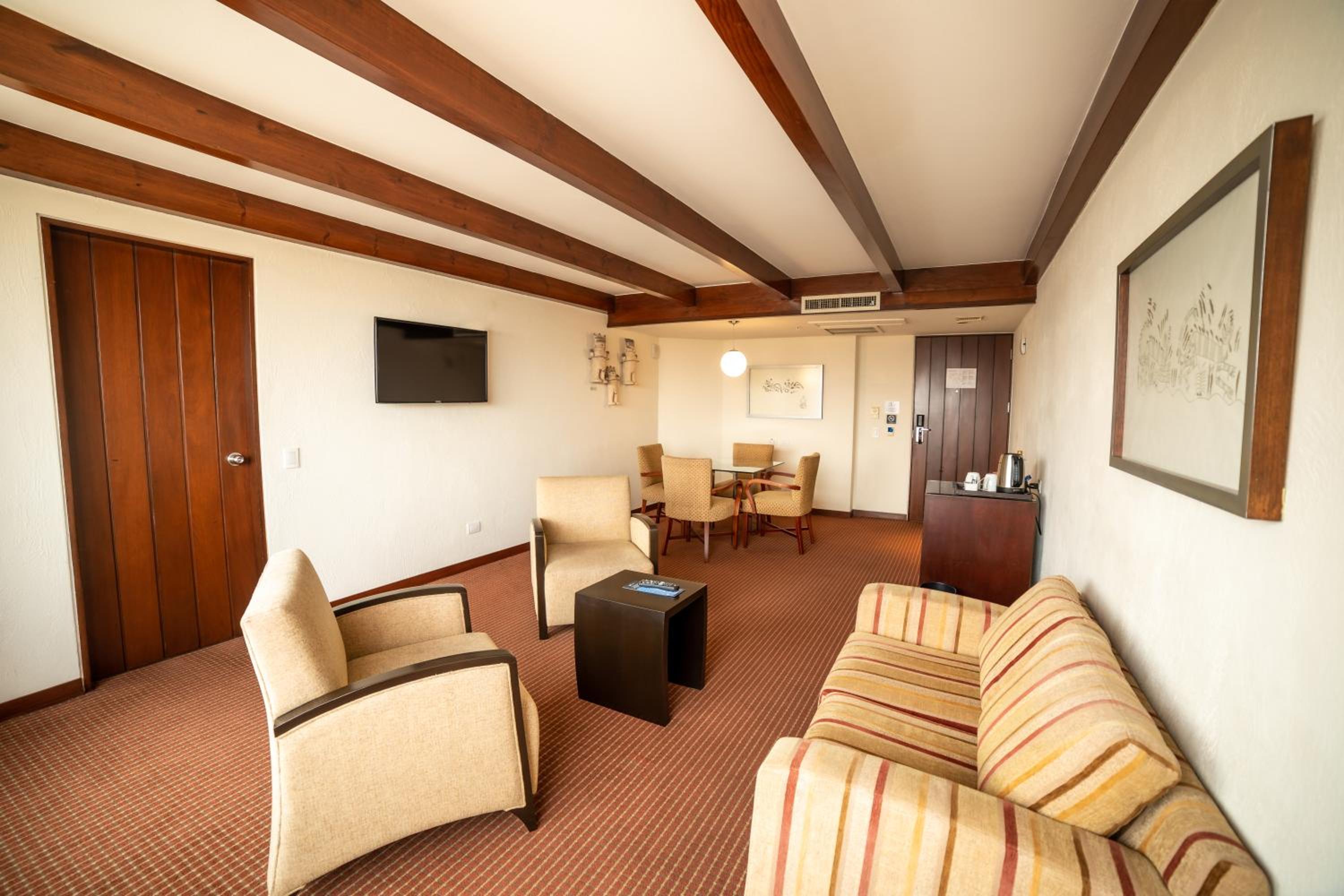Suite - Photo 3