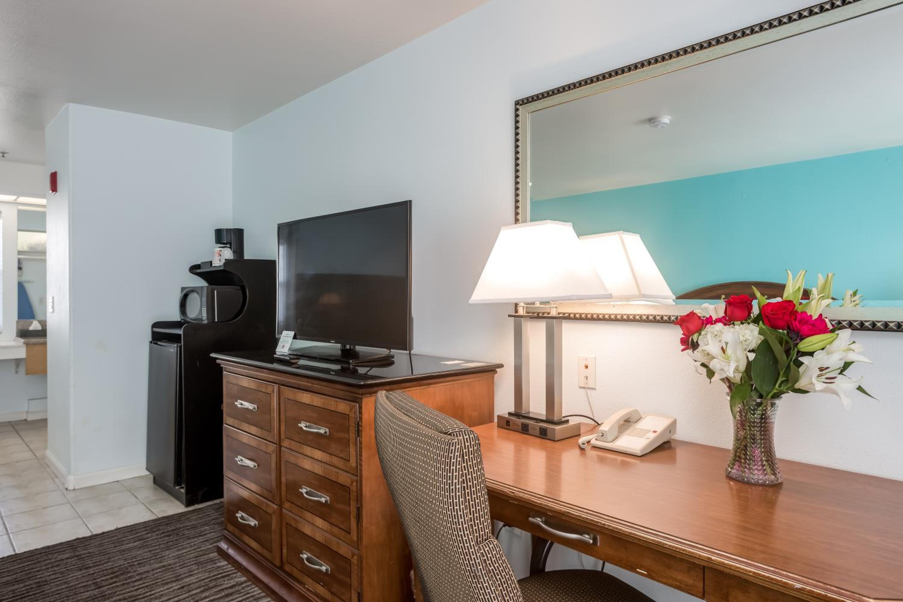 King Room with Partial View - Photo 8