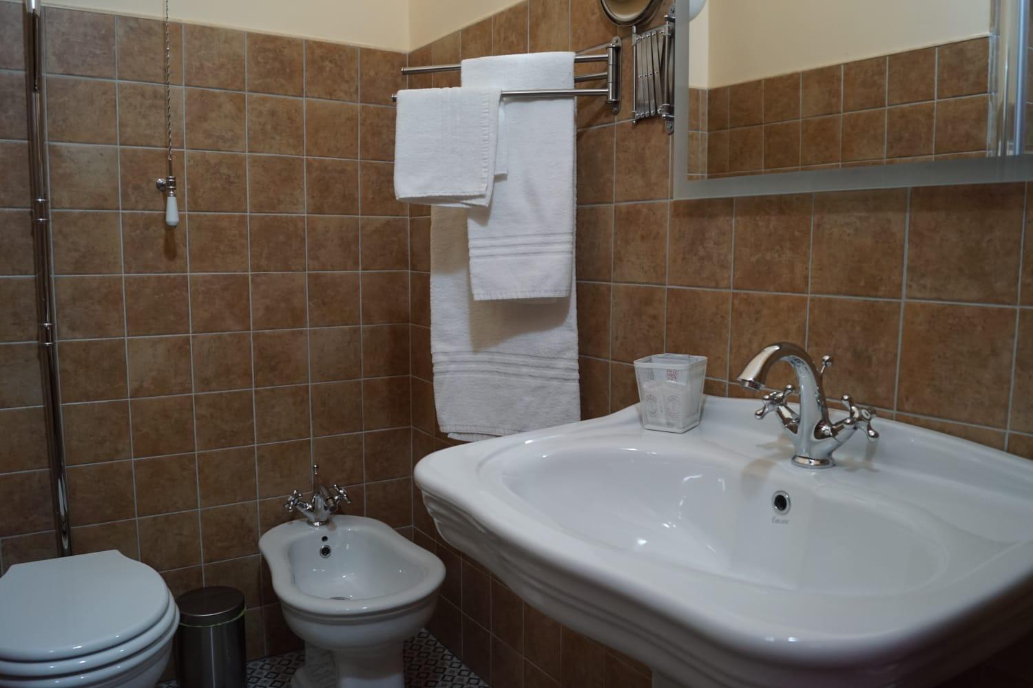 Double Room - Photo 5