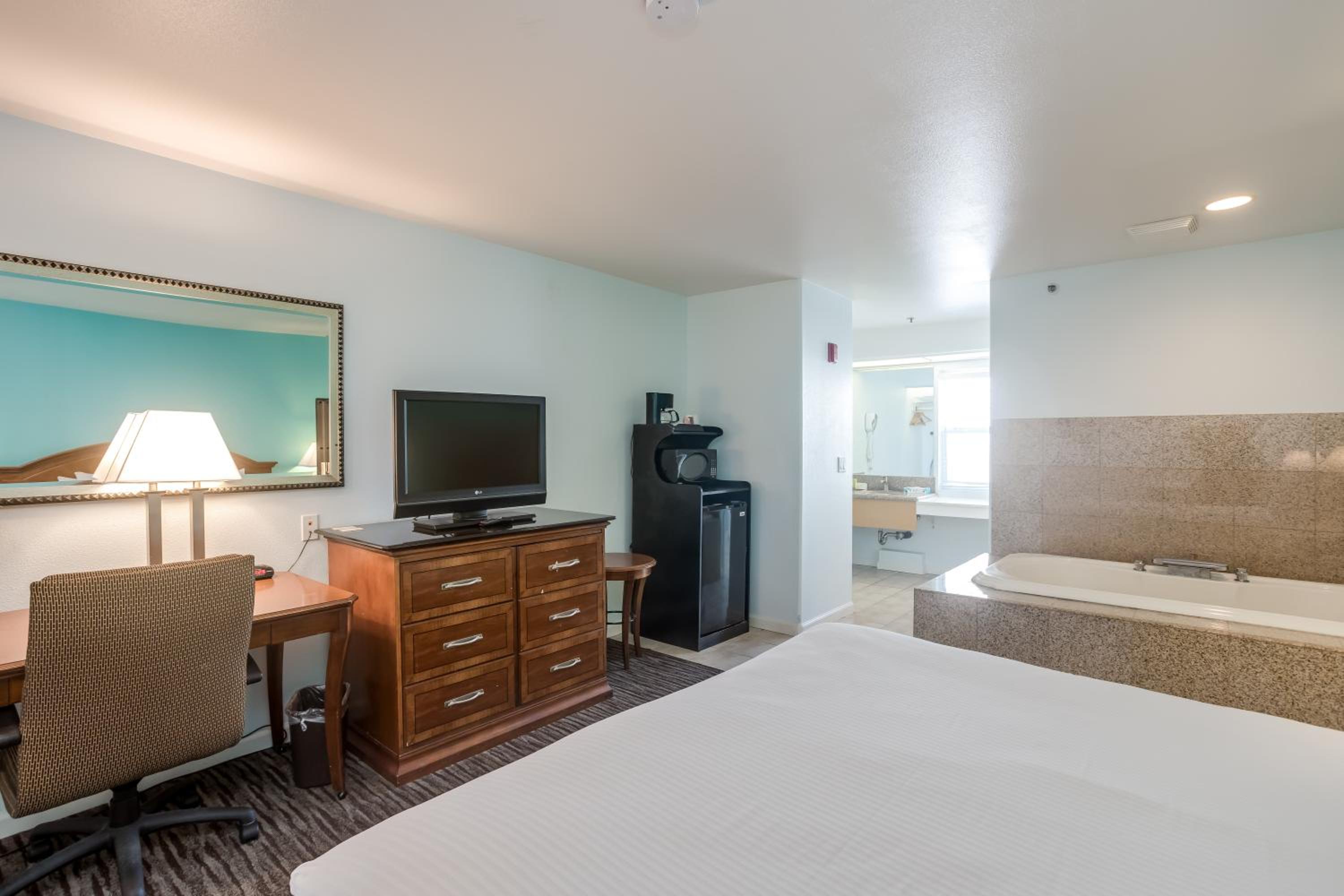 Standard King Room - Photo 9
