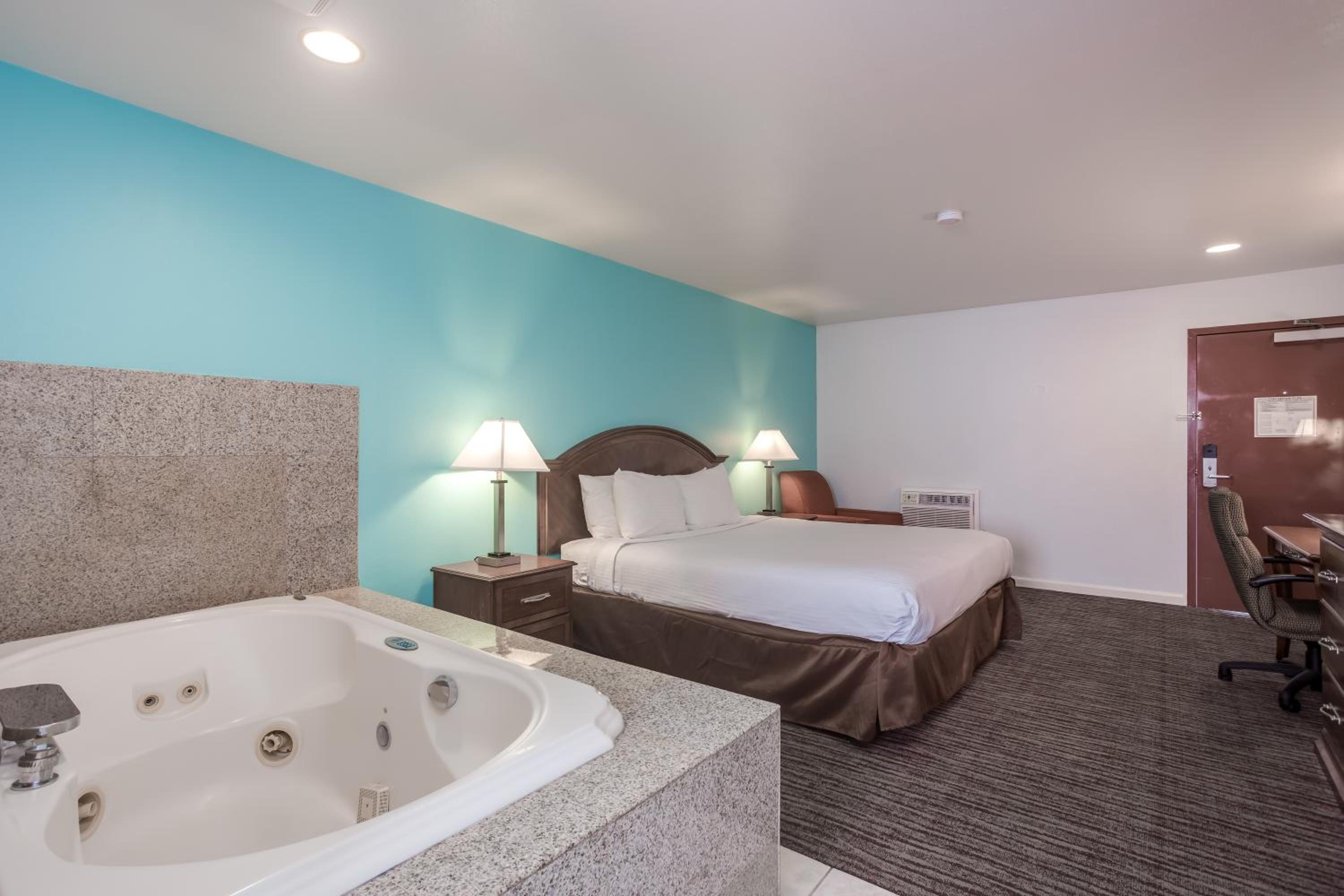 Standard King Room - Photo 6