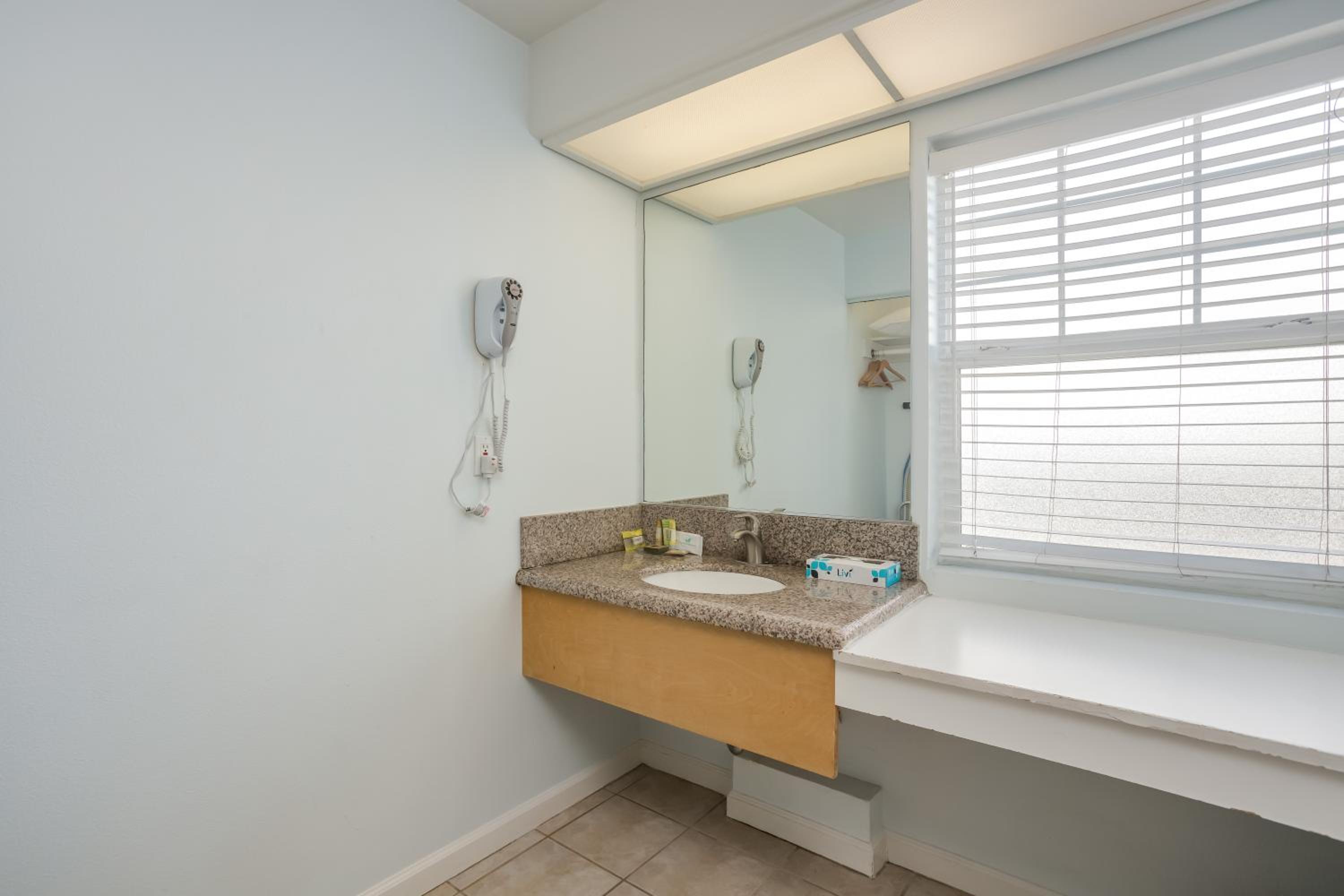 Standard King Room - Photo 4