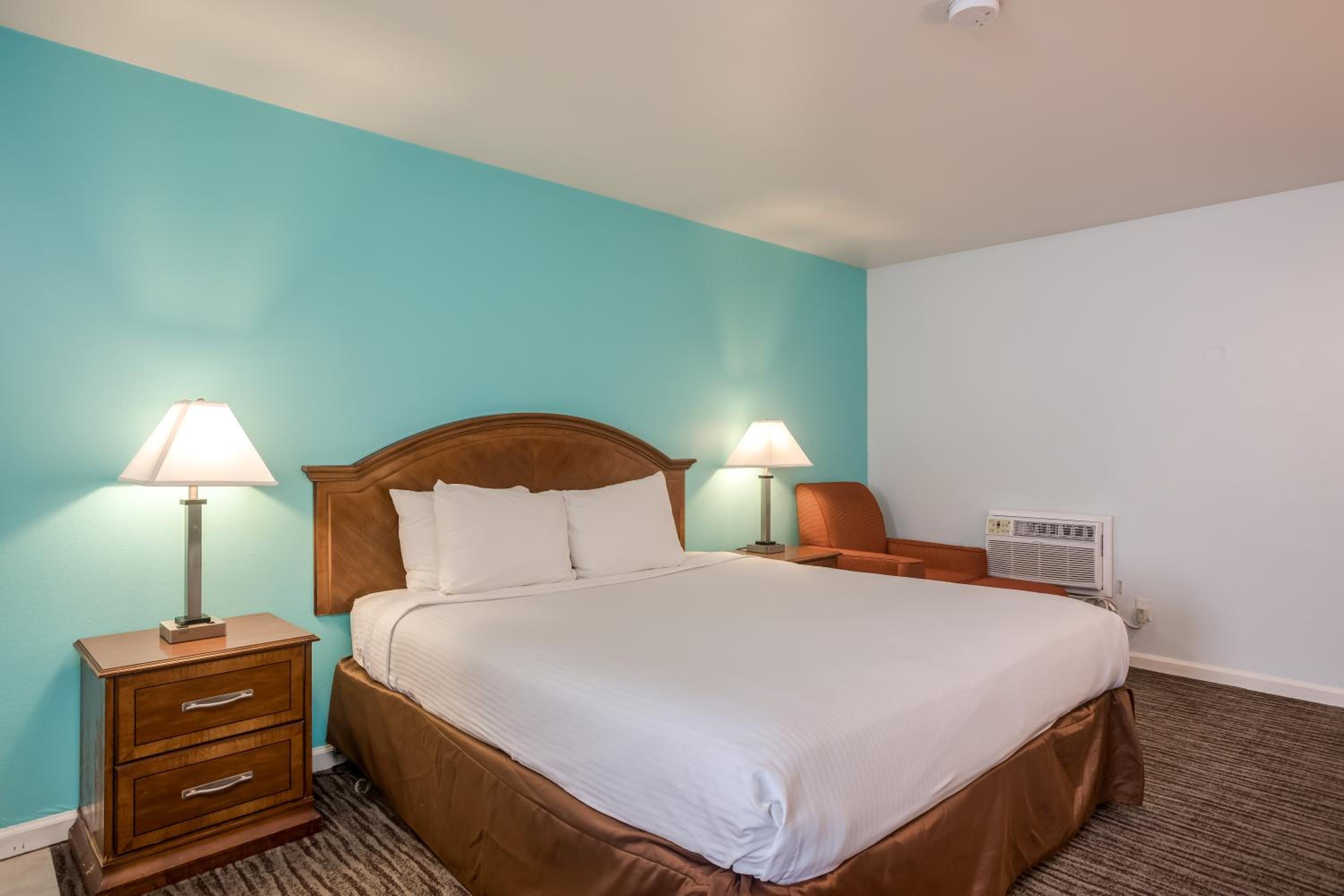 Standard King Room - Photo 7