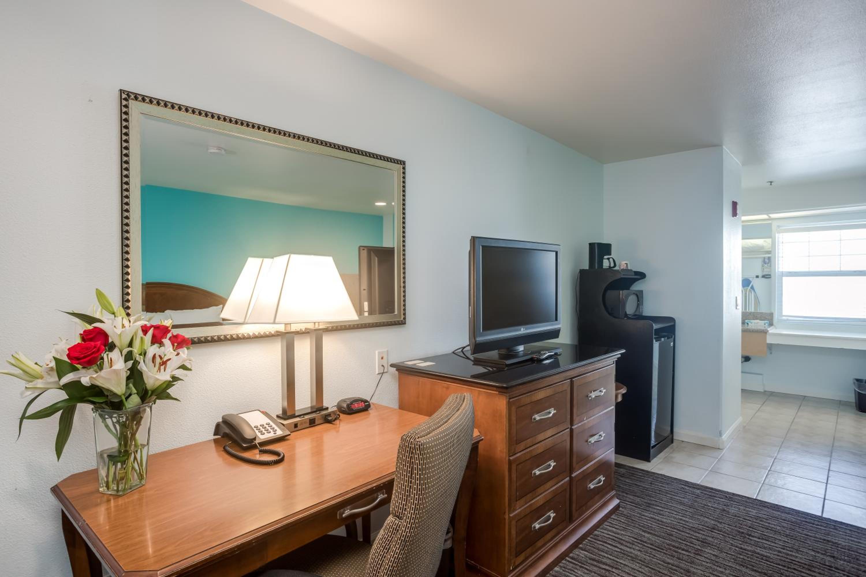 Standard King Room - Photo 3