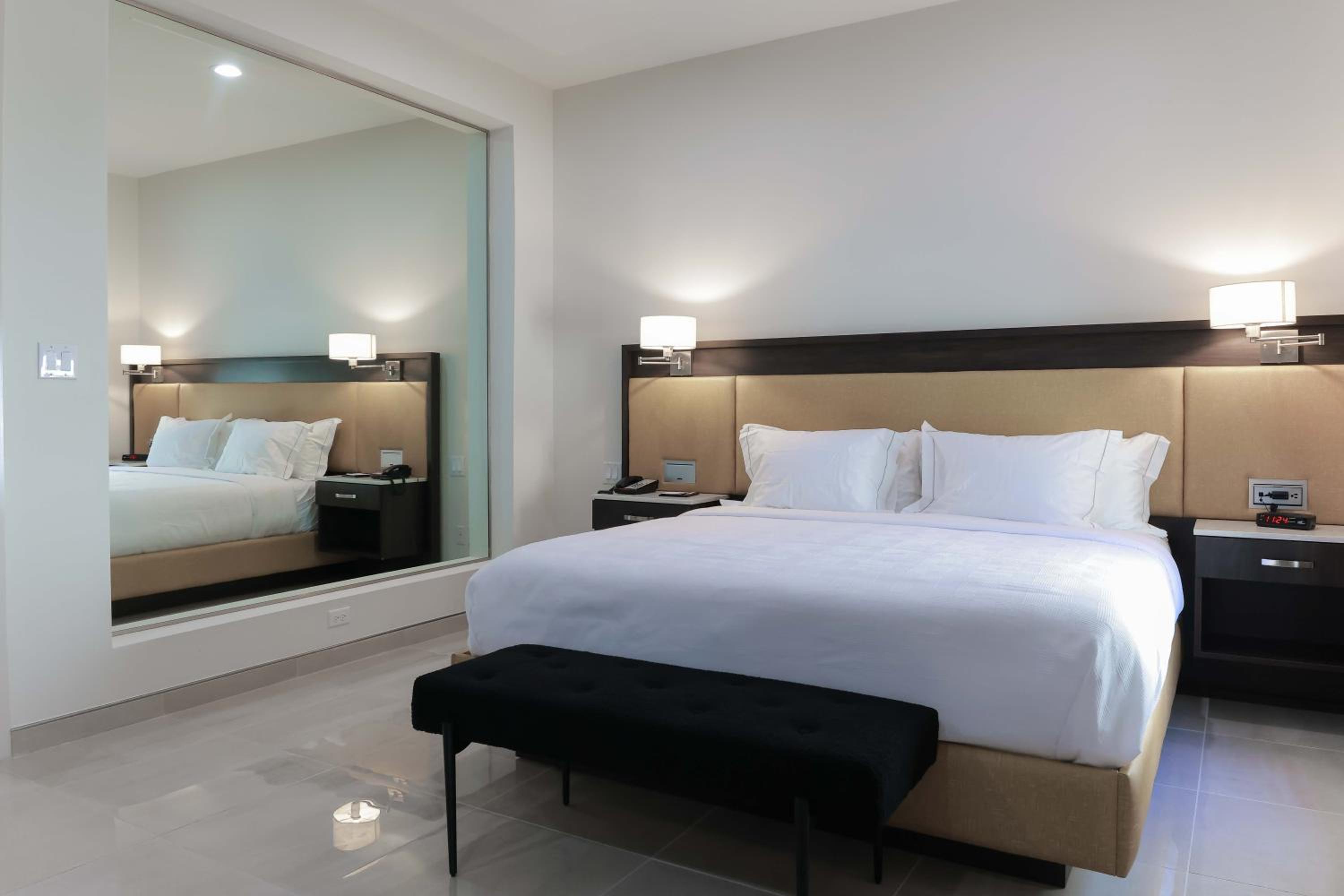 Deluxe King Room - Photo 1
