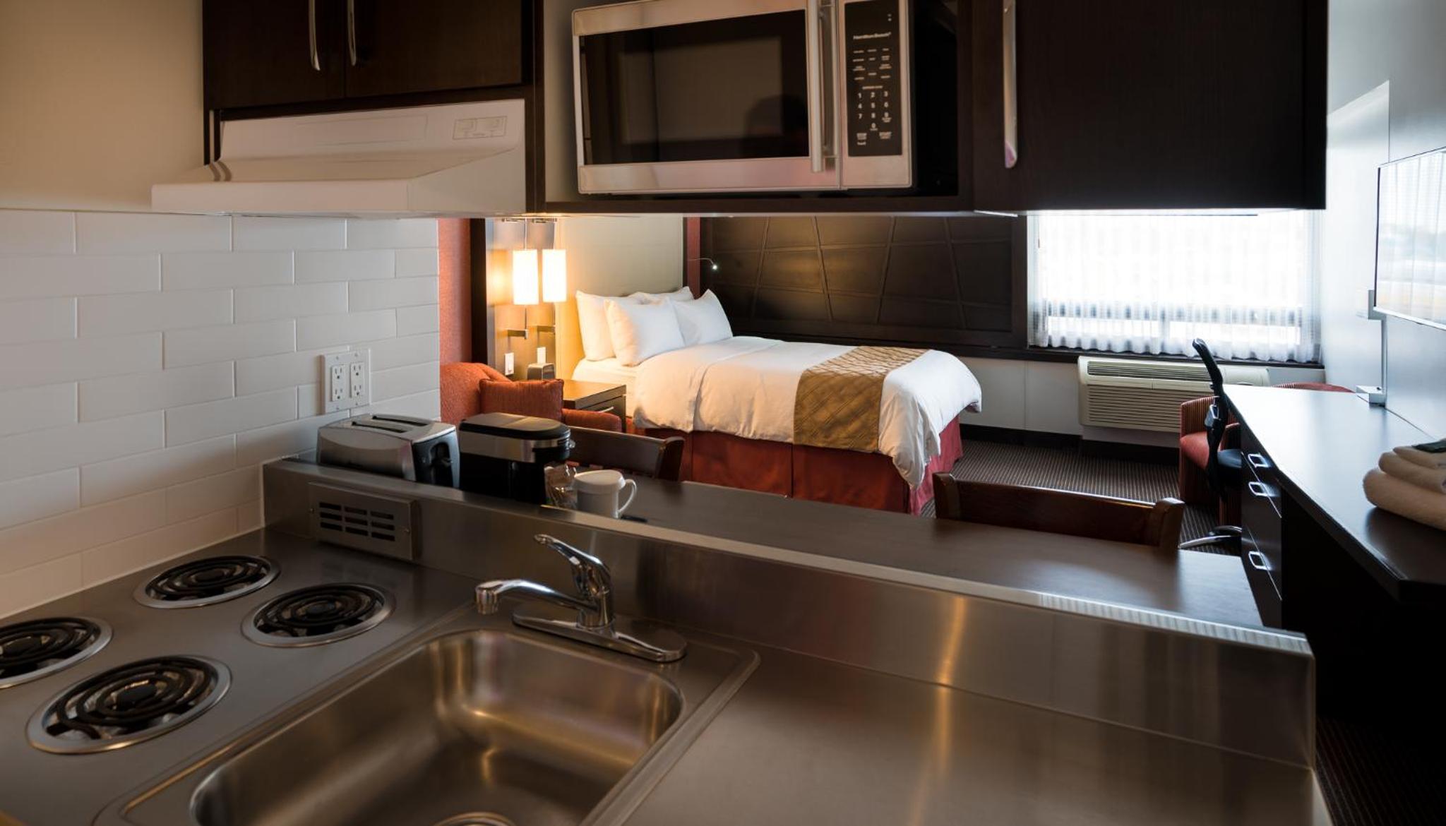 Queen Suite with Kitchenette - Photo 1