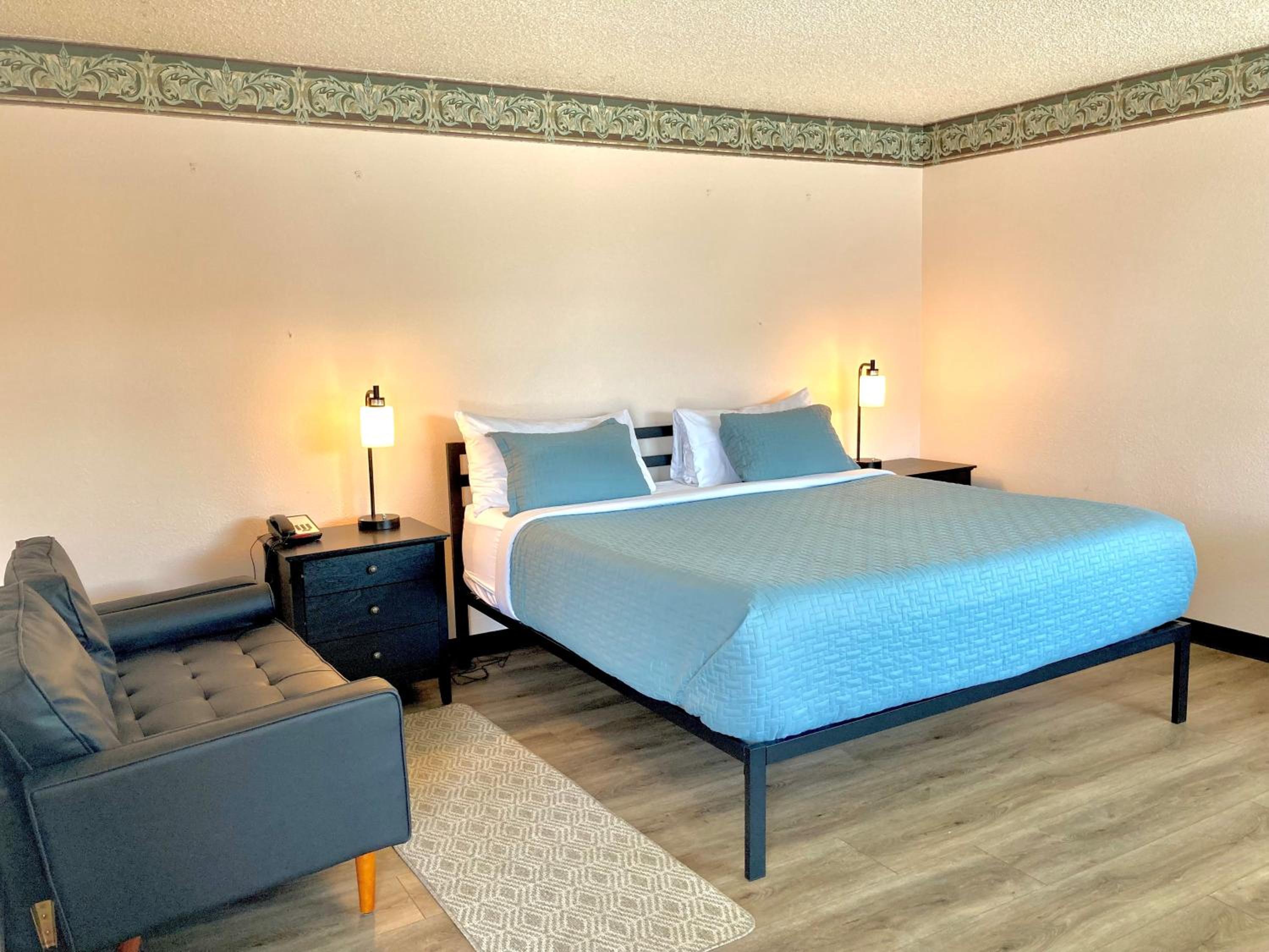 Deluxe King Room - Photo 2
