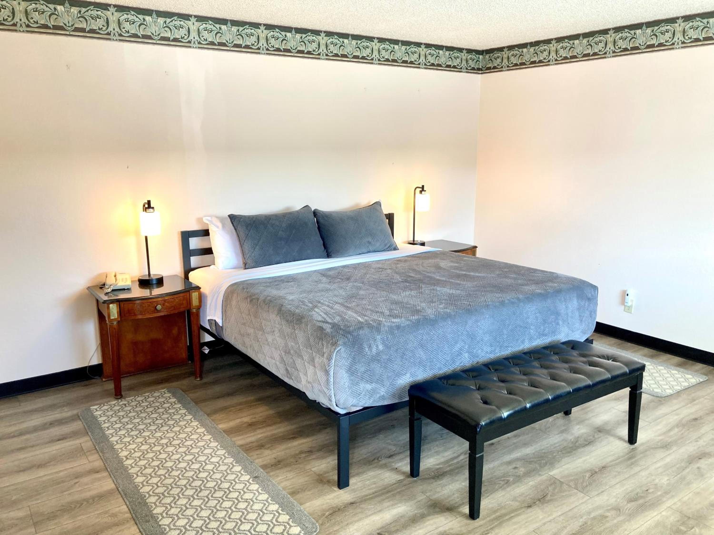 Deluxe King Room - Photo 7