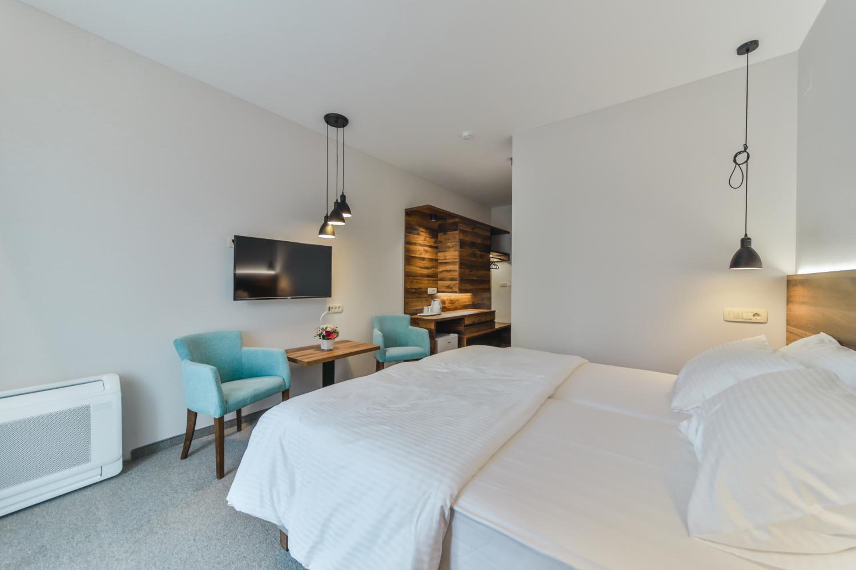 Deluxe Double or Twin Room - Photo 11