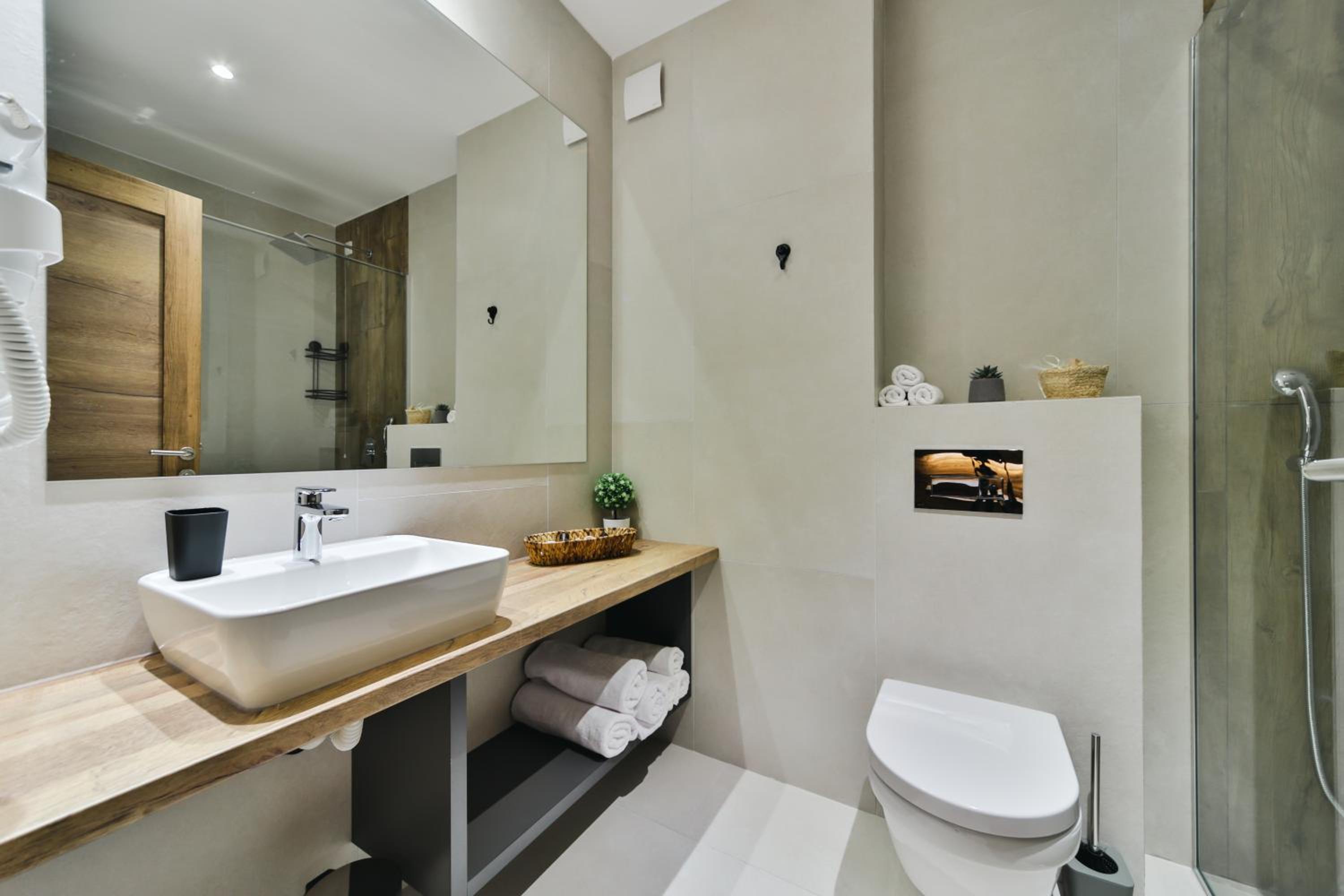 Deluxe Double or Twin Room - Photo 2