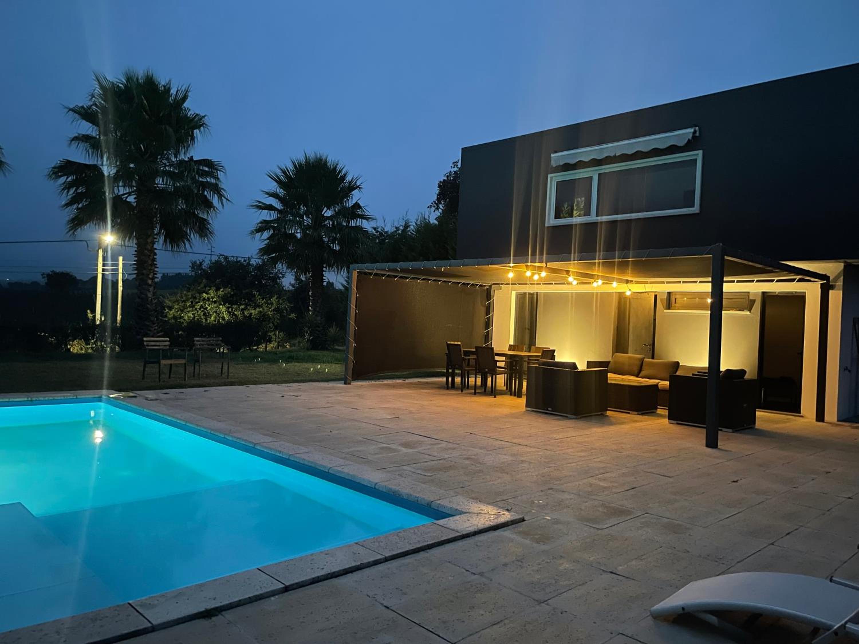 Six-Bedroom House photo 3