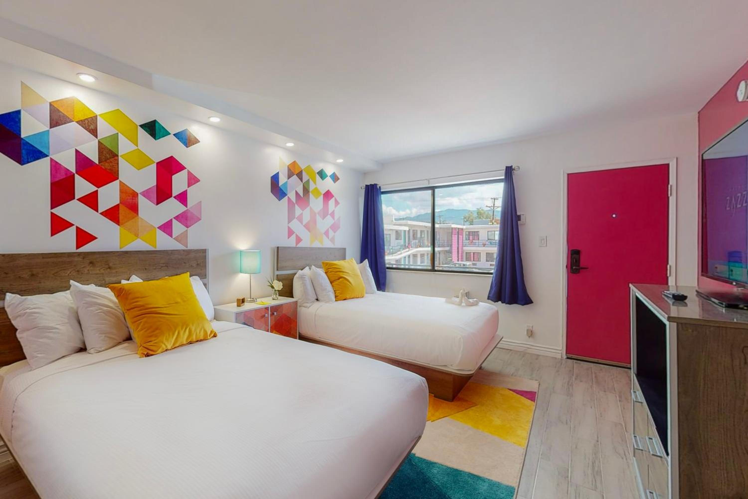 Queen Room with Two Queen Beds - Photo 5