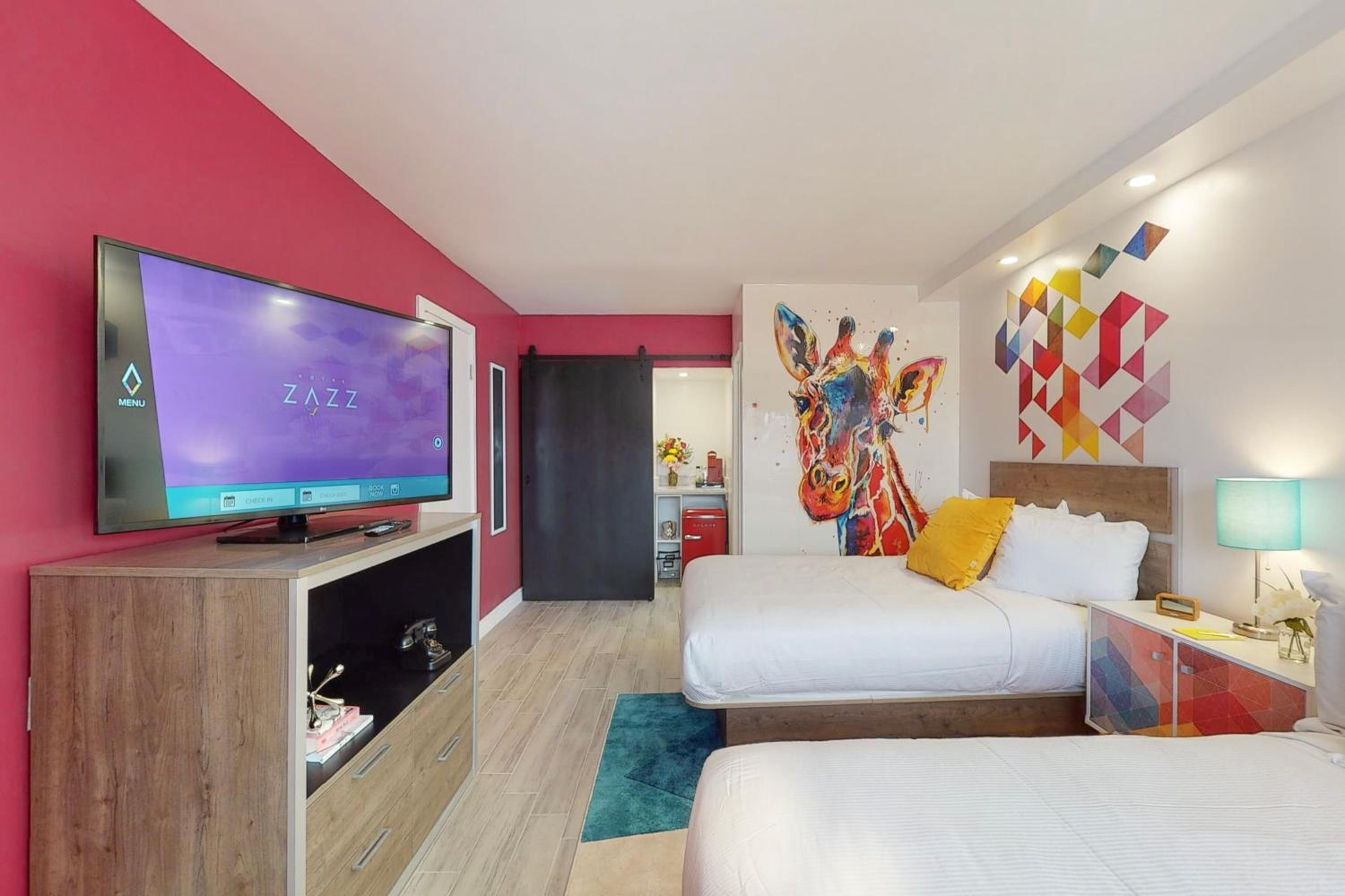Queen Room with Two Queen Beds - Photo 4