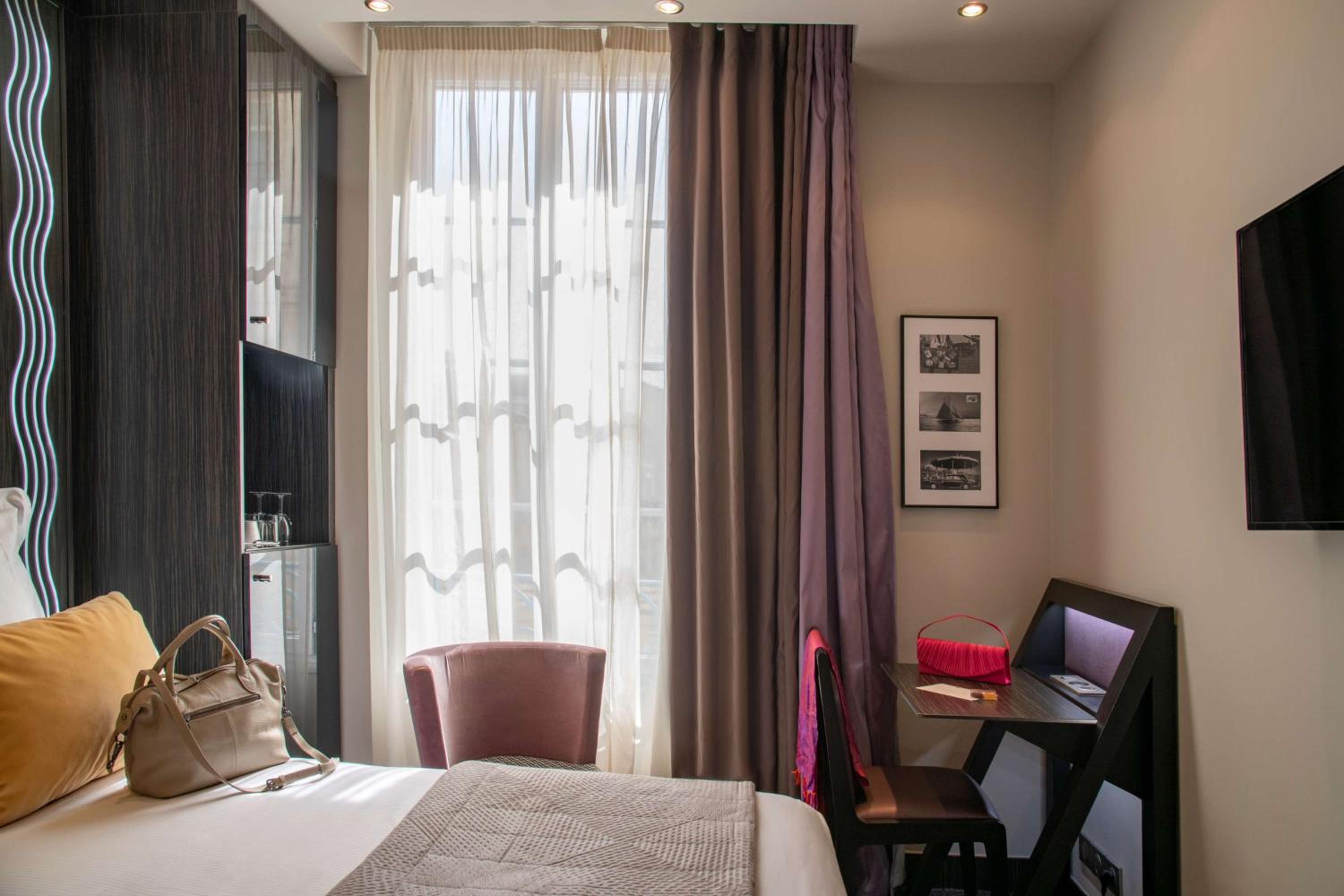 Superior Twin Room with City View photo 1