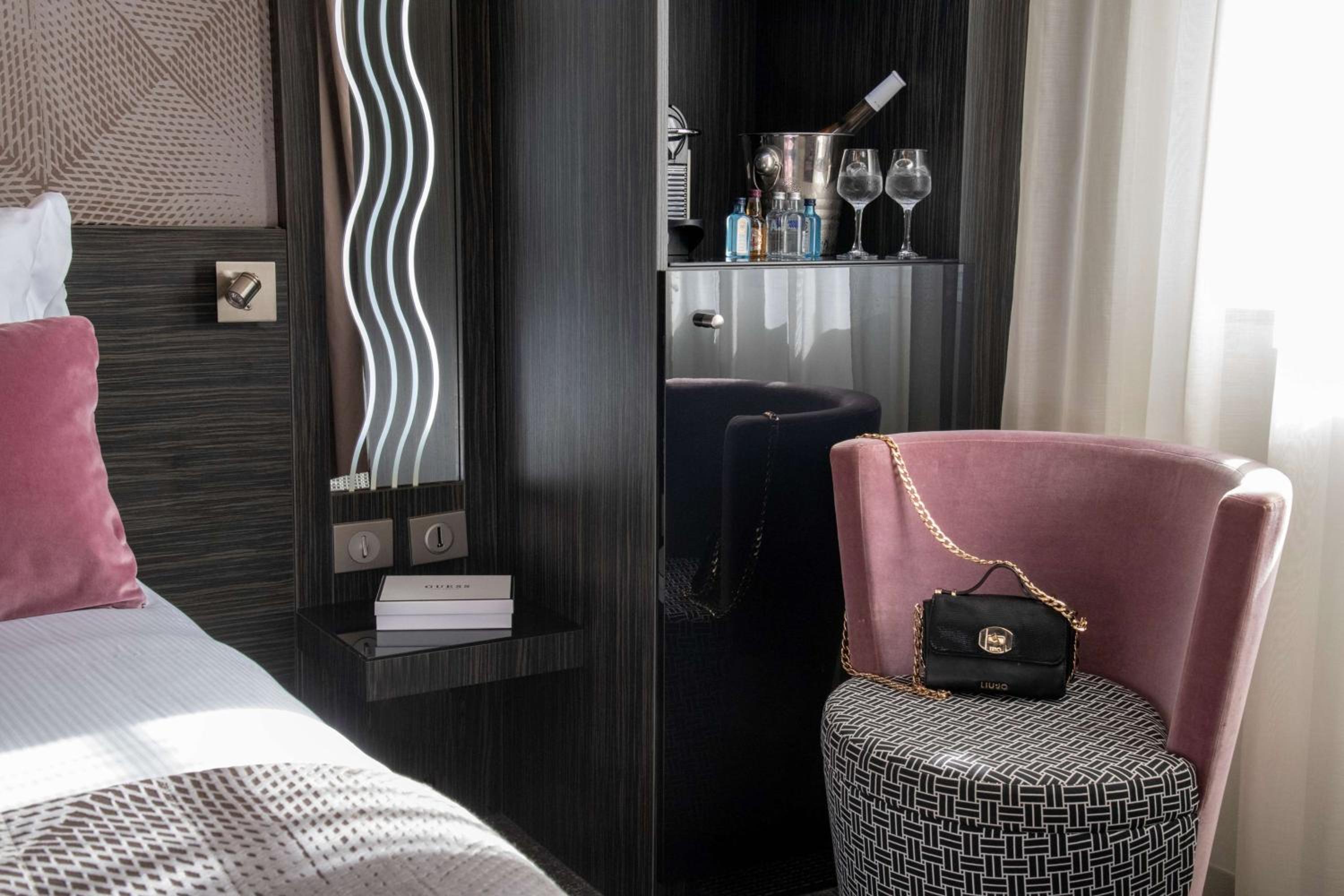 Superior Twin Room with City View photo 2