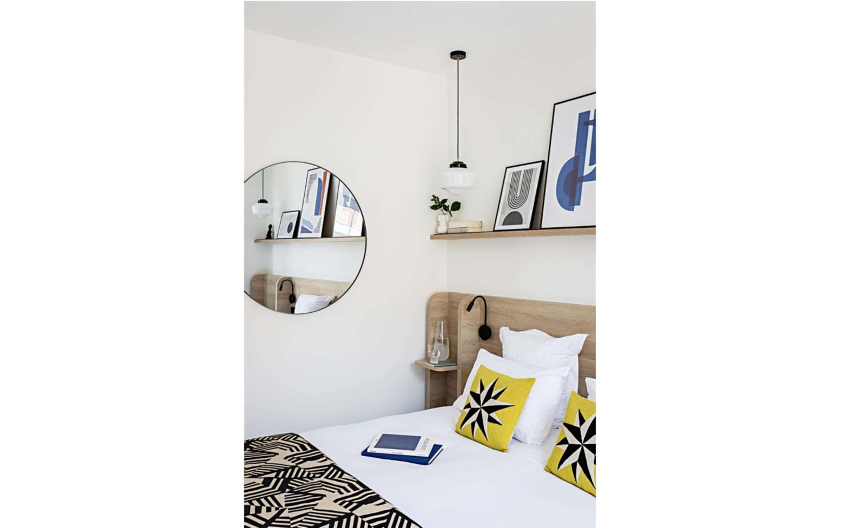 Superior Queen Room with Walk-In Shower - Mobility Accessible thumbnail 6