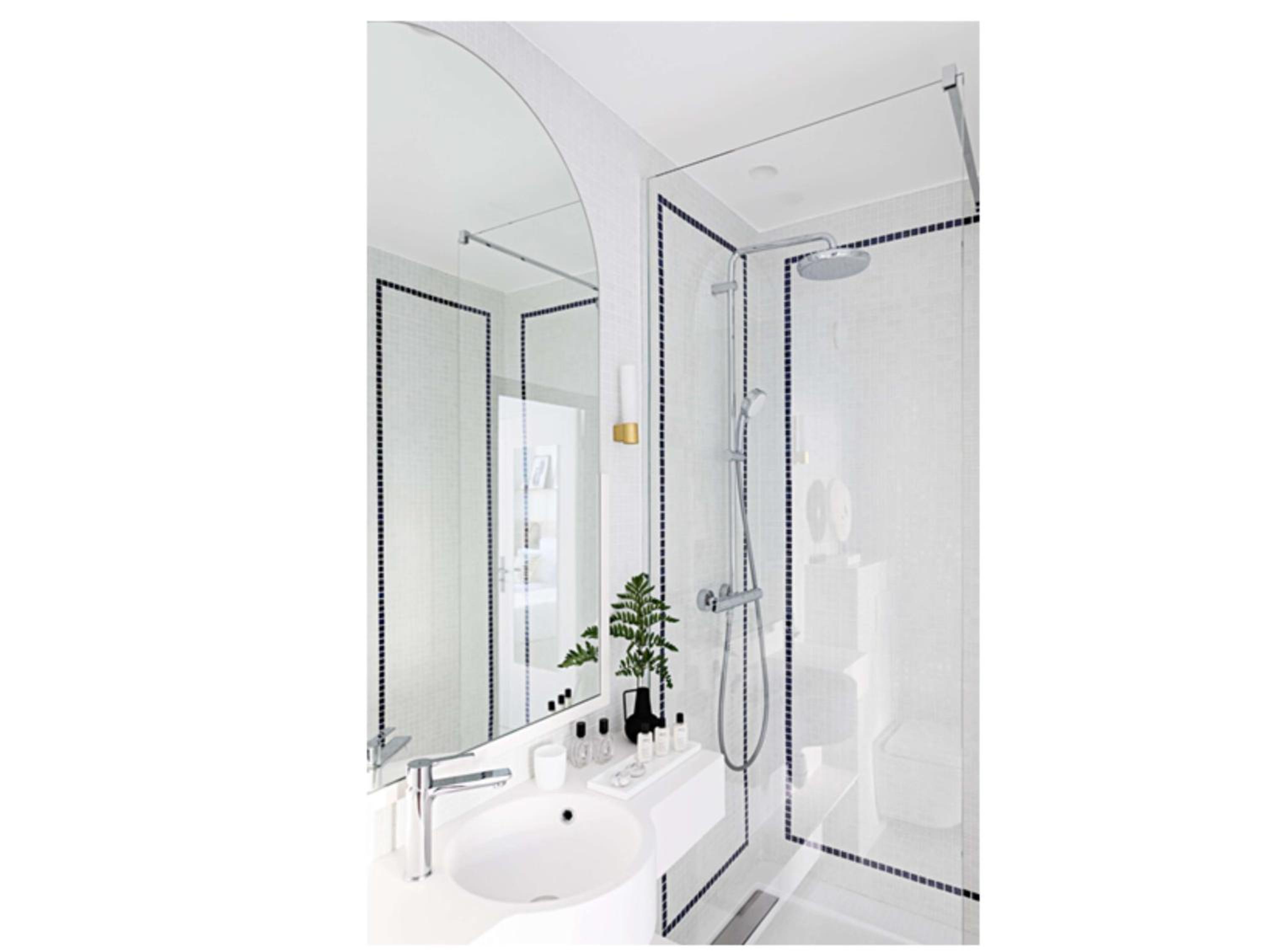 Superior Queen Room with Walk-In Shower - Mobility Accessible thumbnail 6
