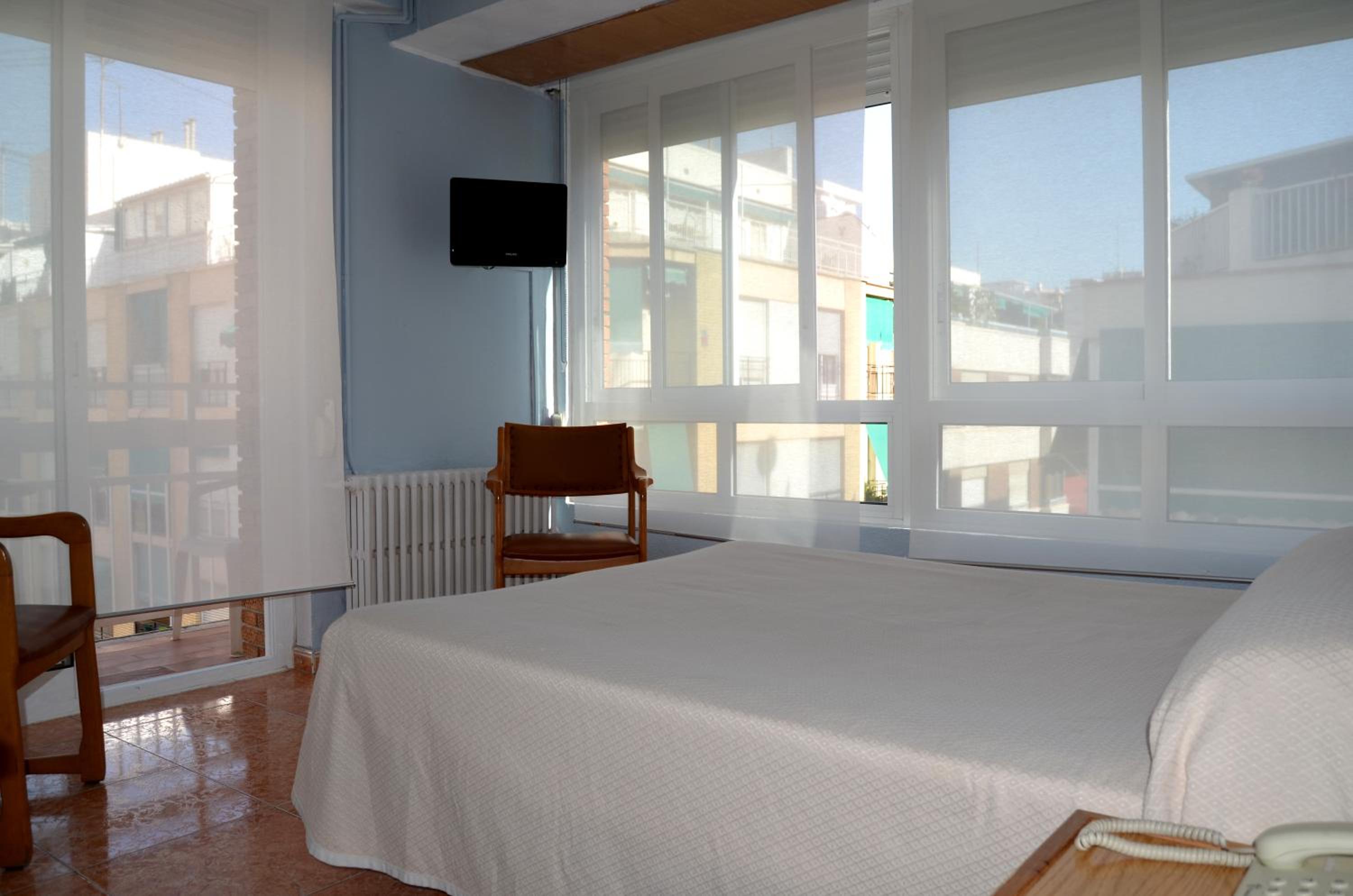 Double or Twin Room - Photo 6