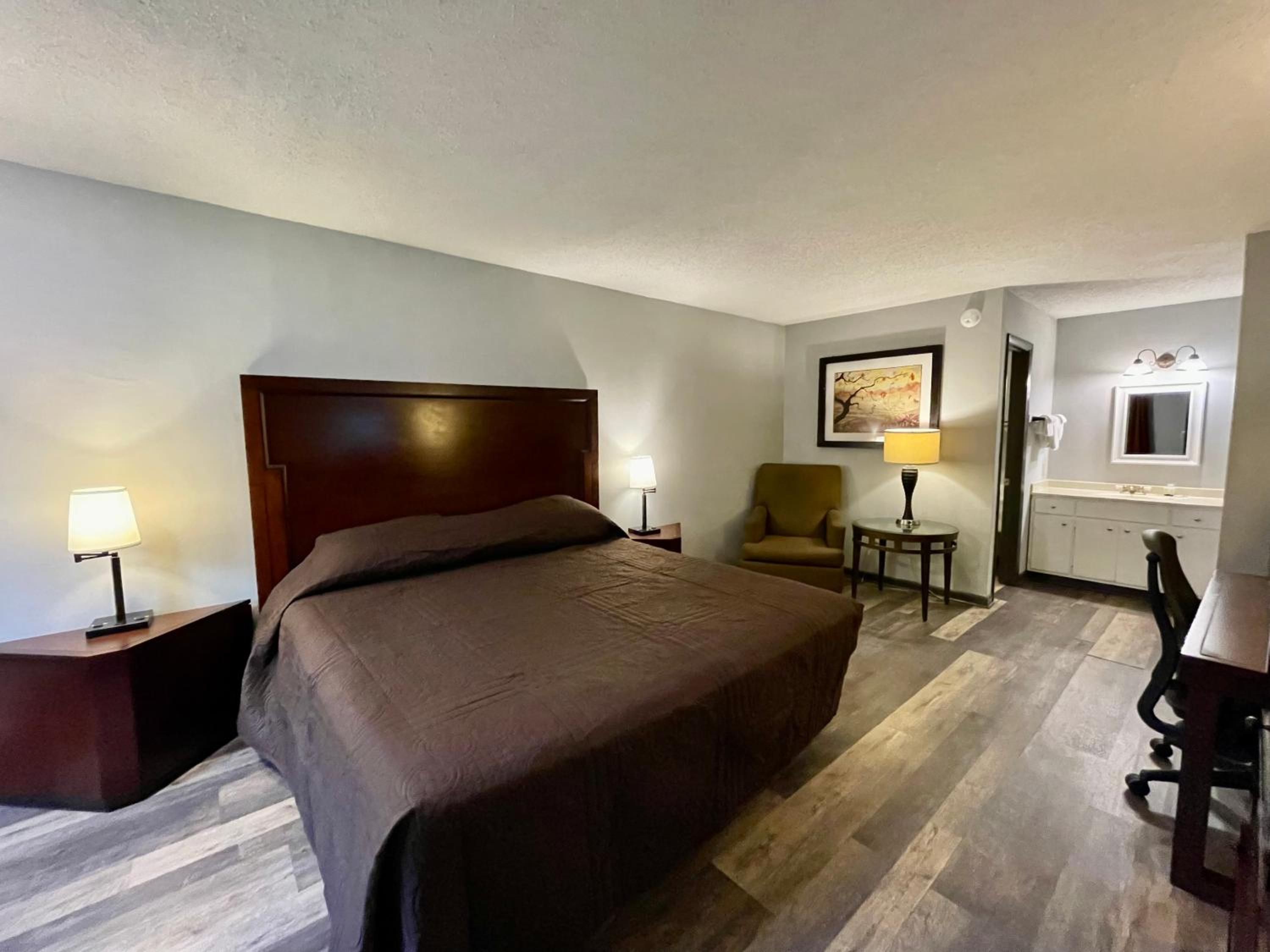 Deluxe King Room - Photo 11