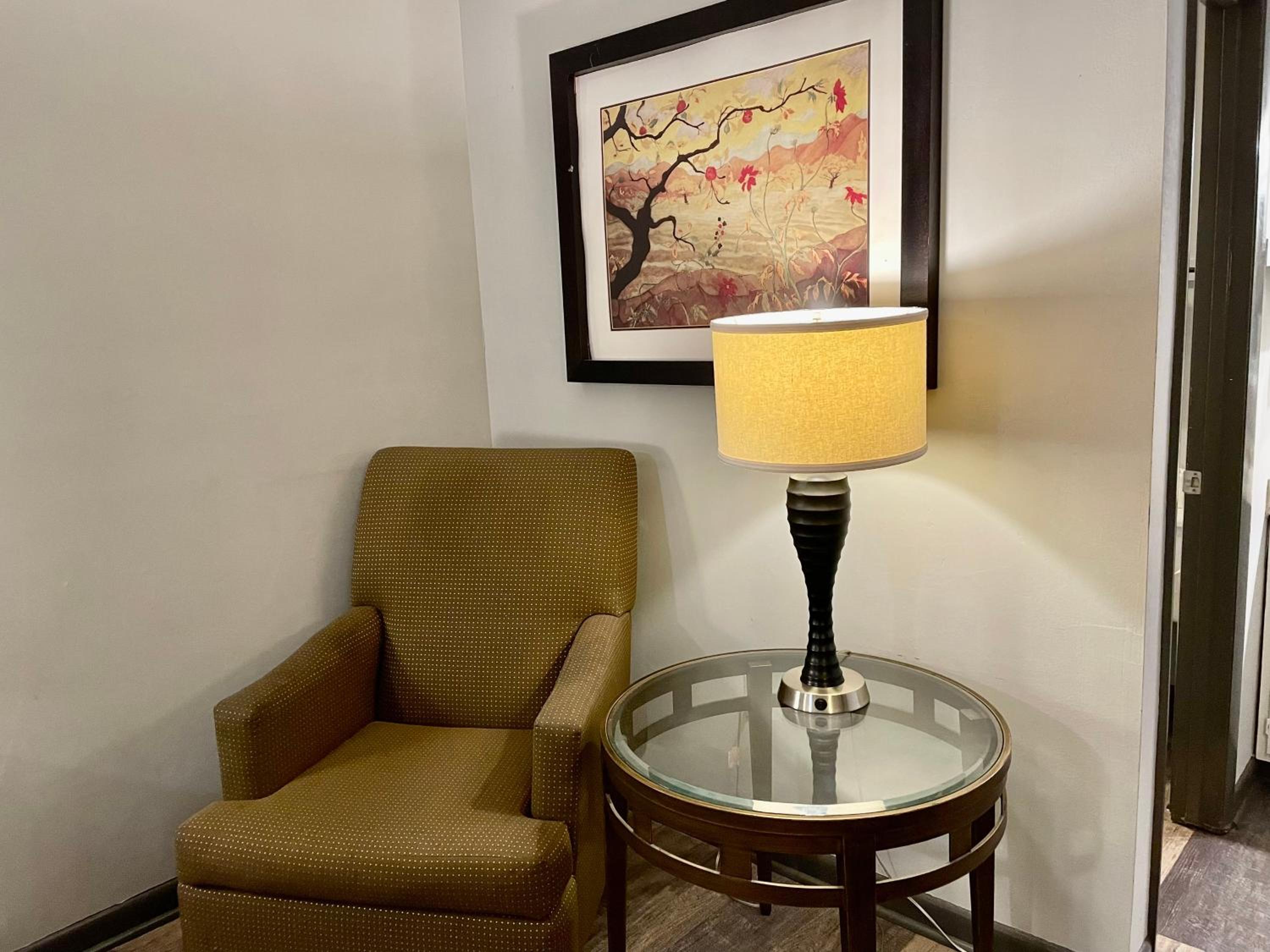 Deluxe King Room - Photo 8