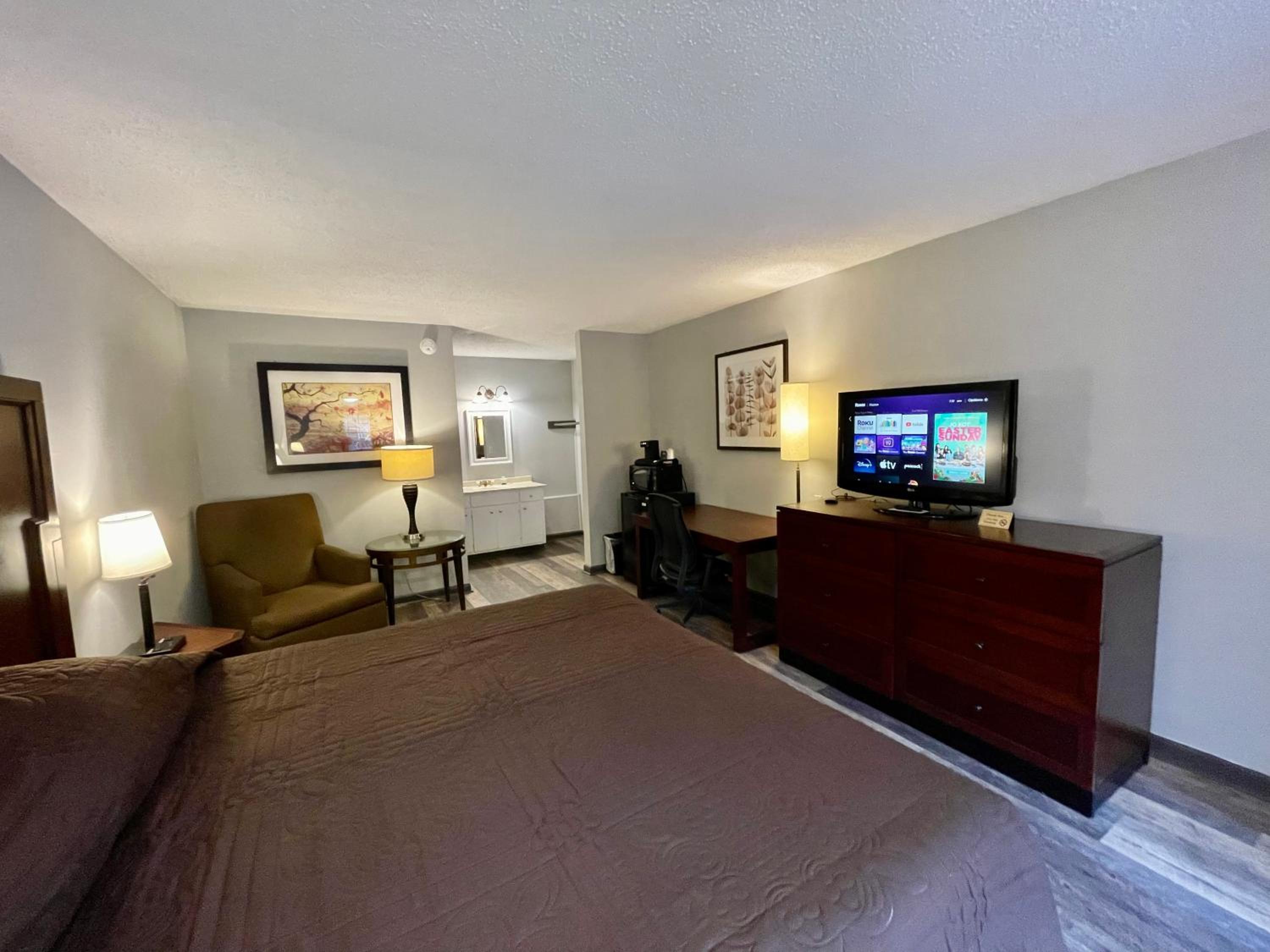 Deluxe King Room - Photo 9