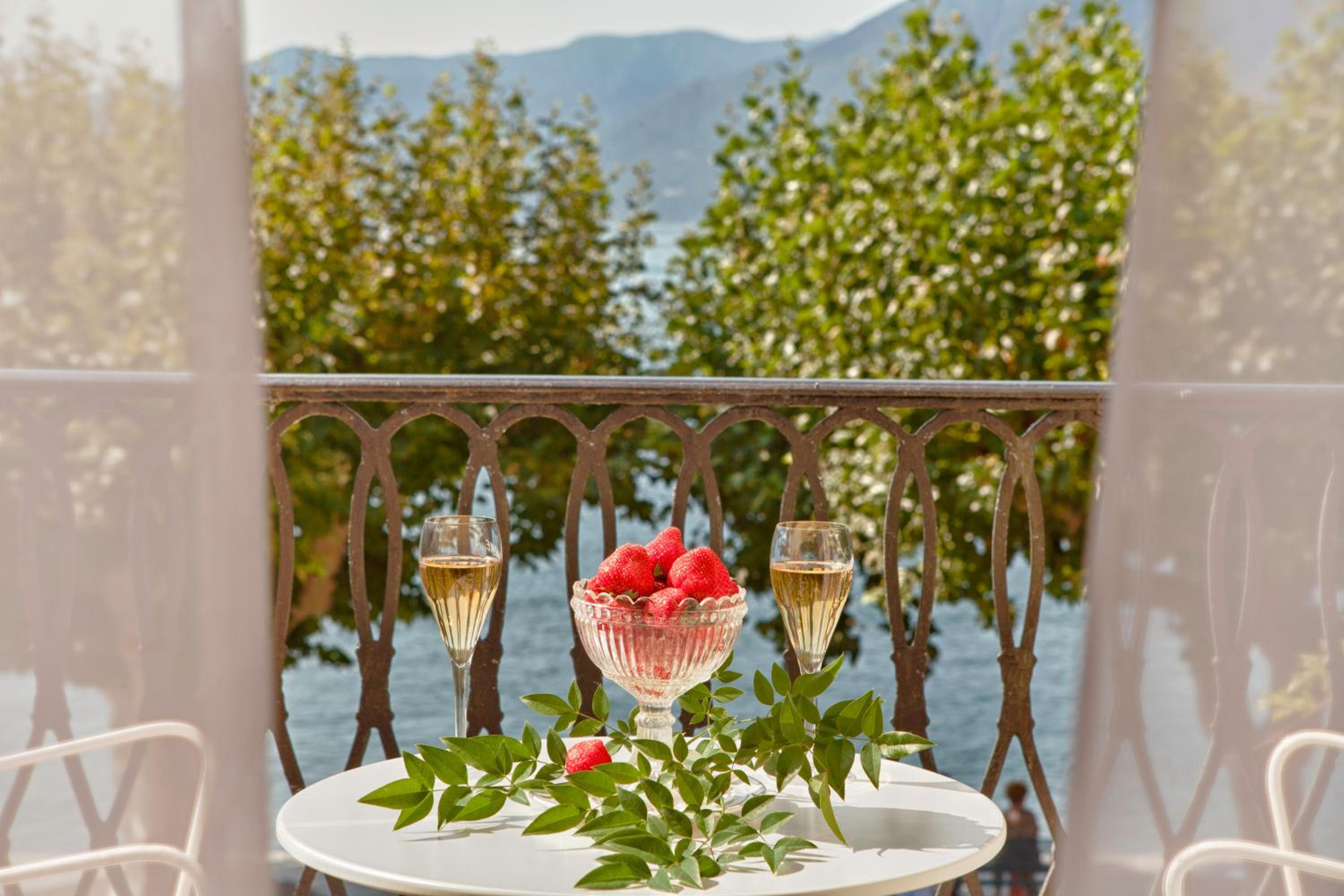Double Room with Lake View - Photo 6