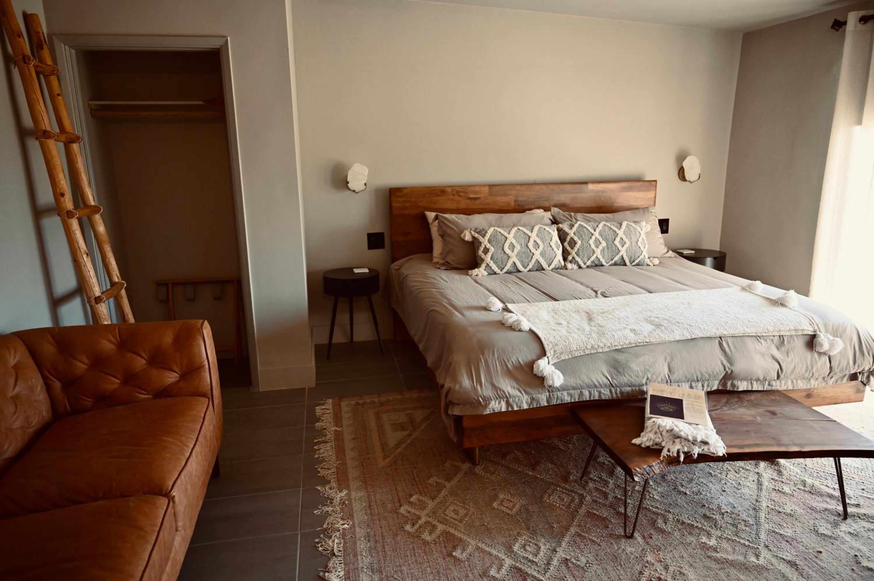 Superior Suite - Photo 6