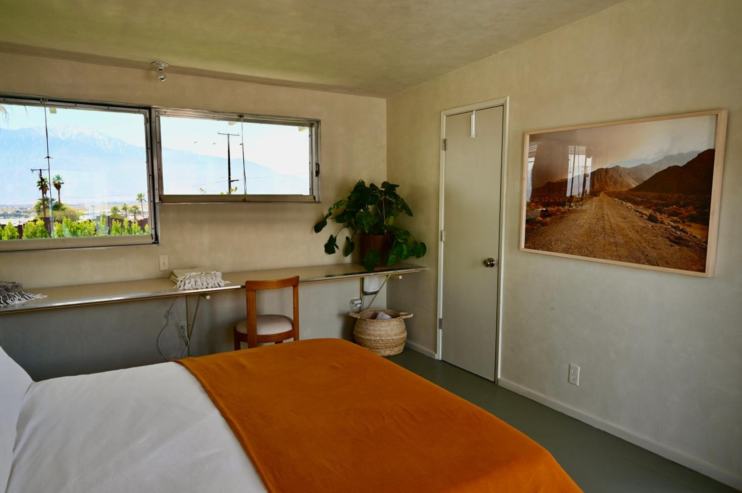 Deluxe Queen Room - Photo 9