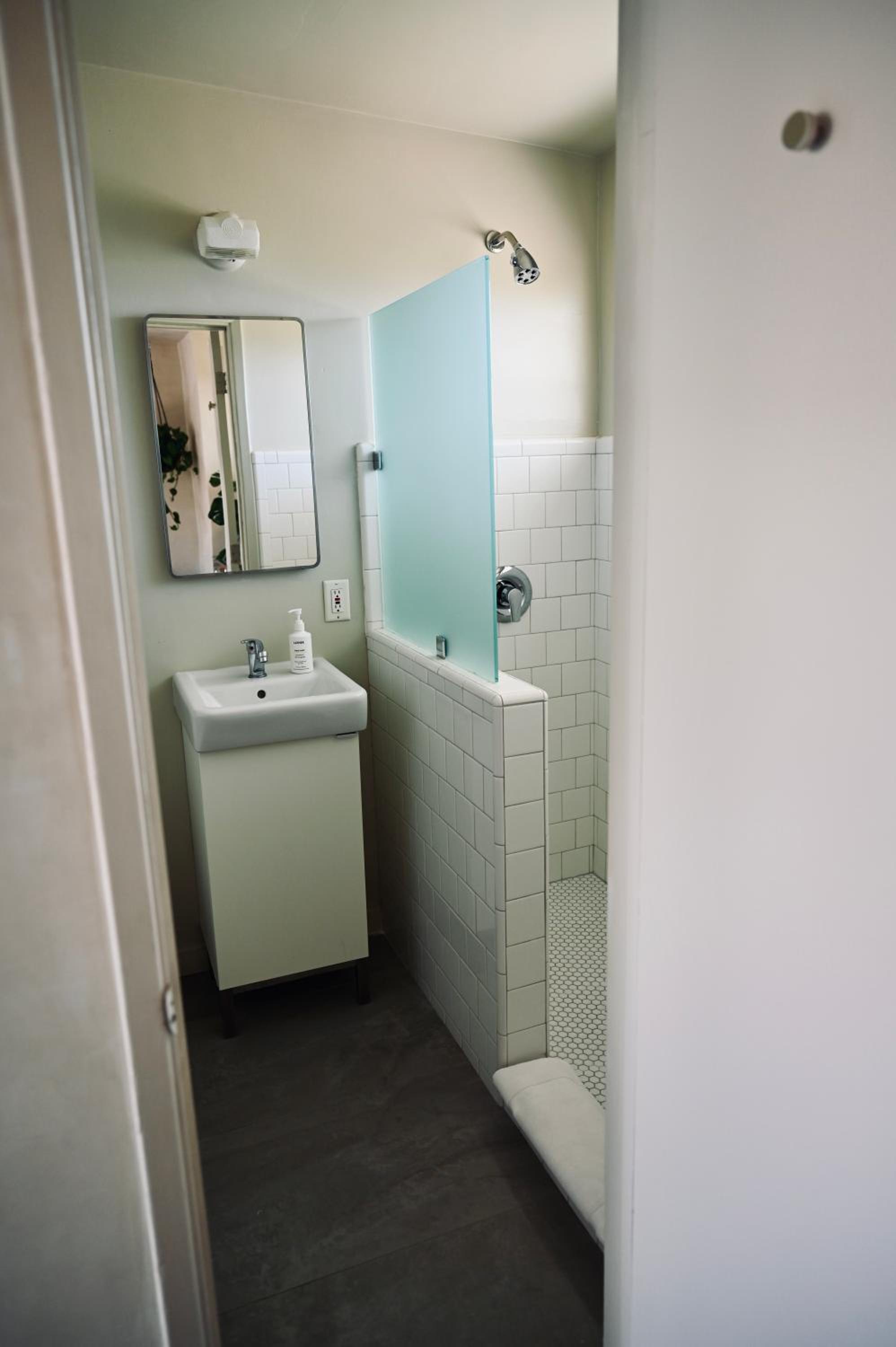 Standard Queen Room - Photo 29