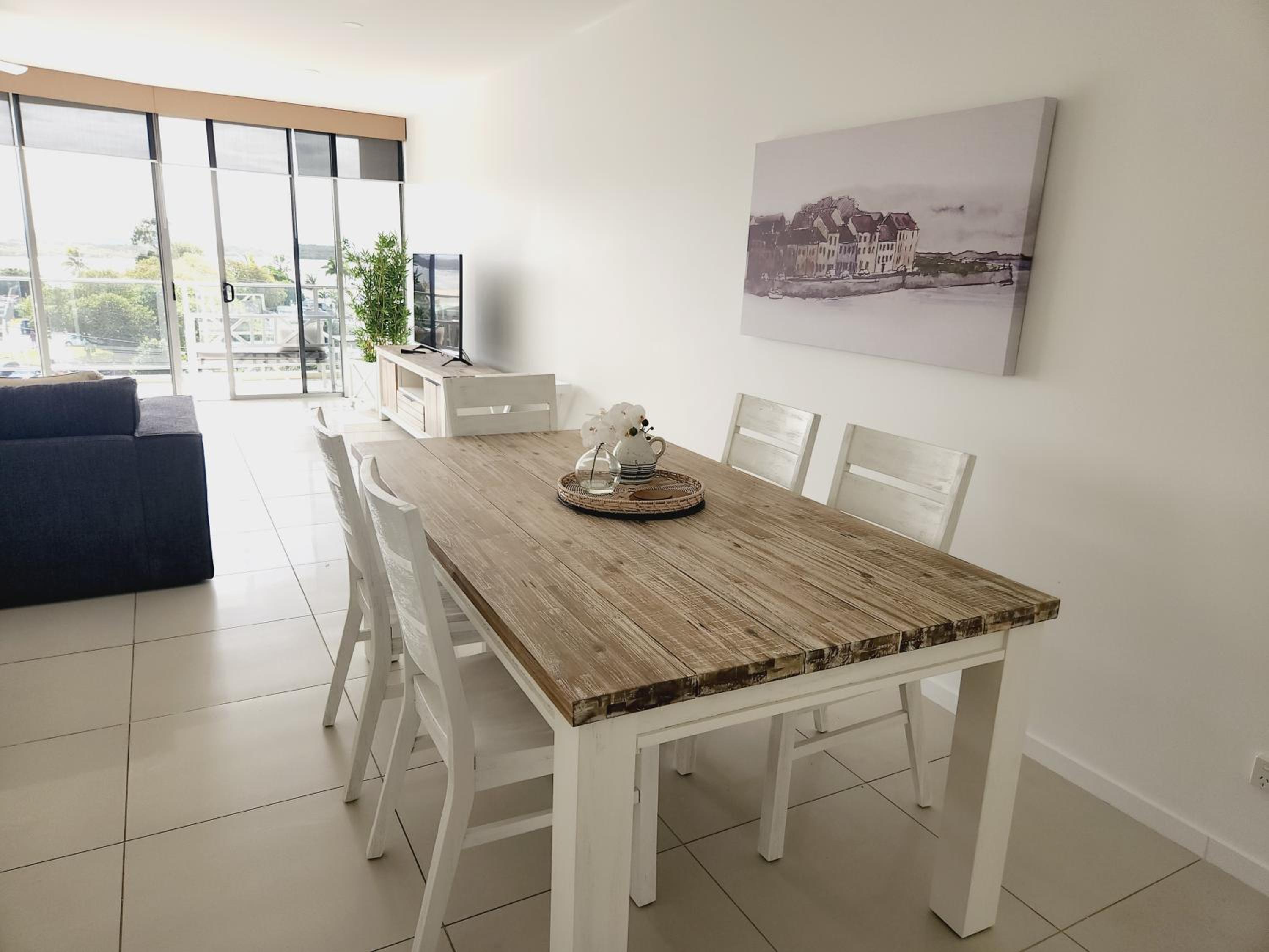 Deluxe Three-Bedroom Apartment with River View photo 3