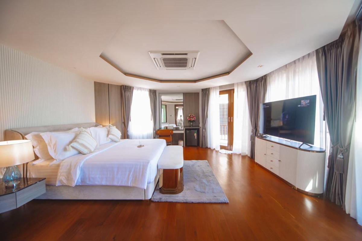 Family Room with Garden View - Photo 1