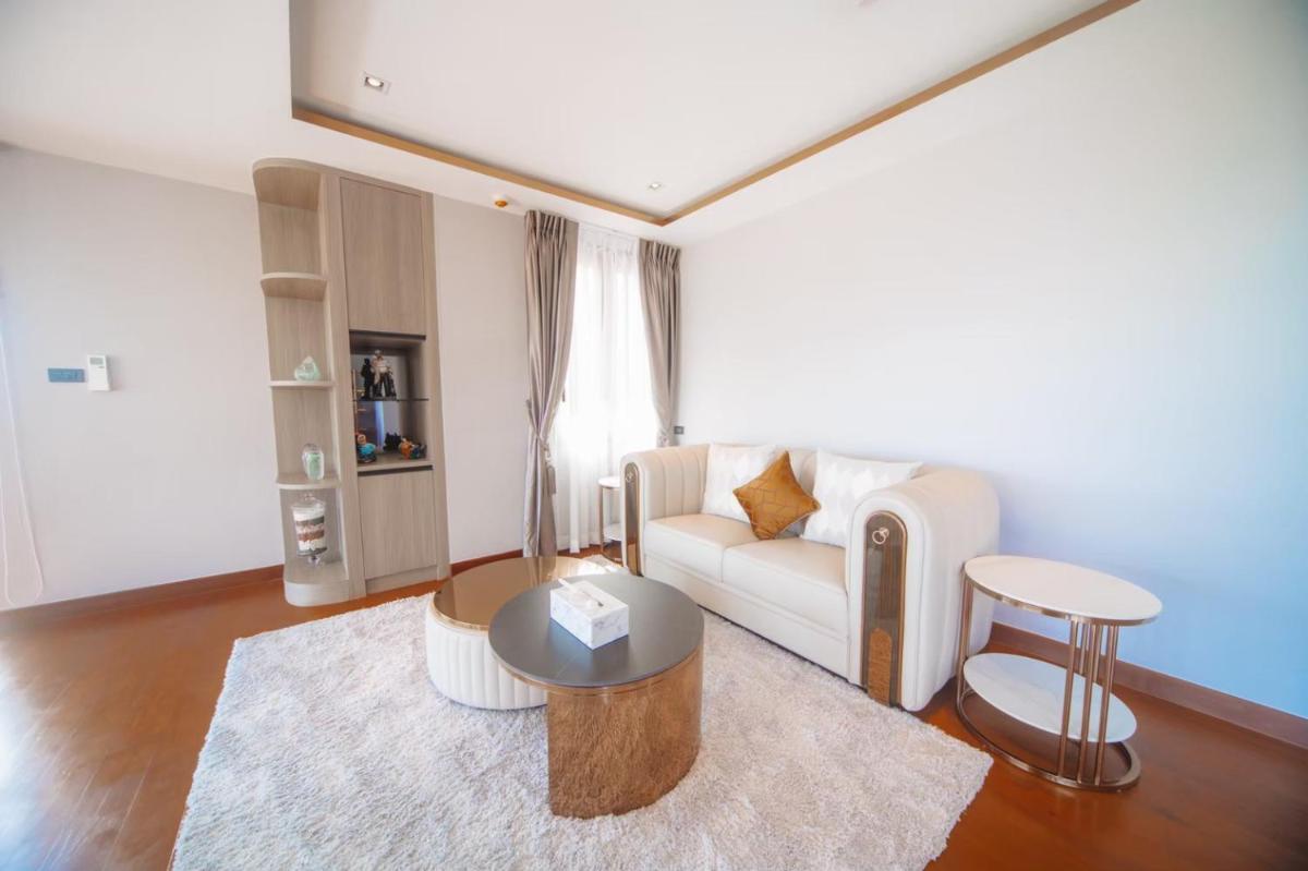 Family Room with Garden View - Photo 3