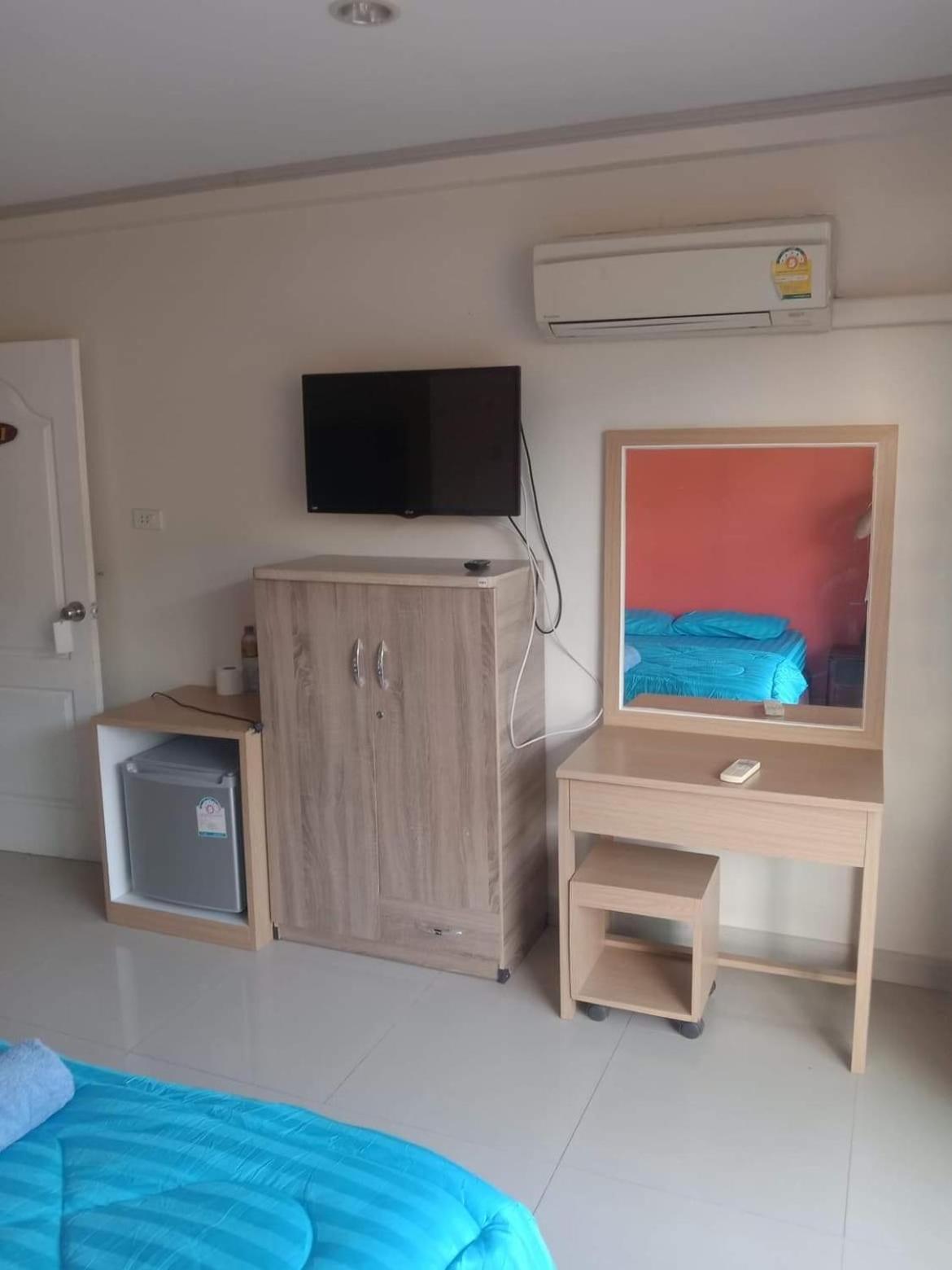 Double Room with Private Bathroom - Photo 2