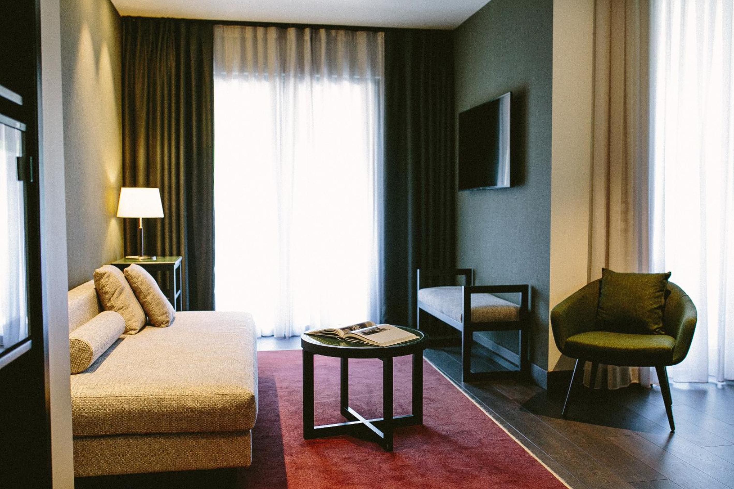 Junior Suite with Balcony - Photo 7