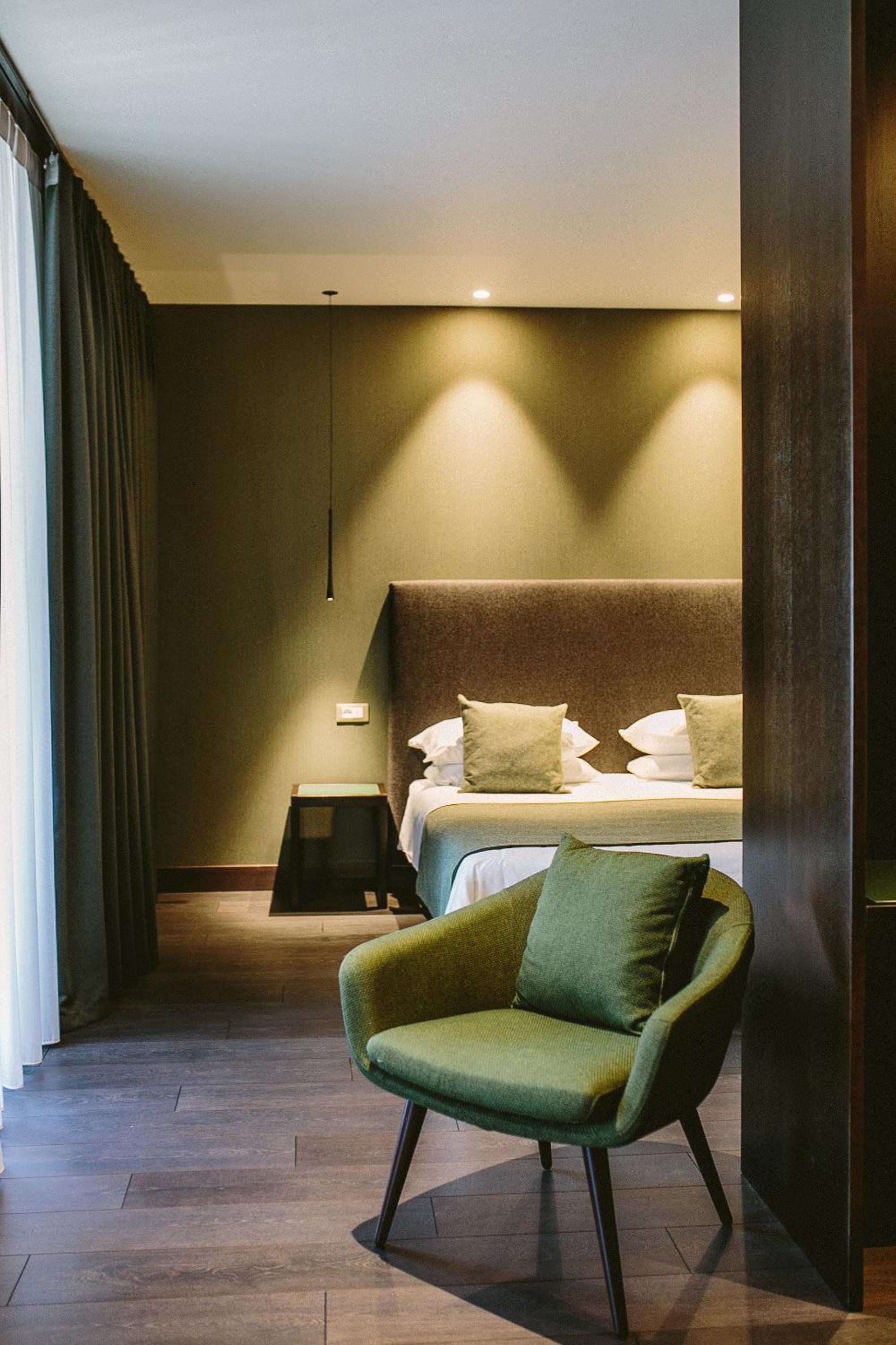 Junior Suite with Balcony - Photo 4