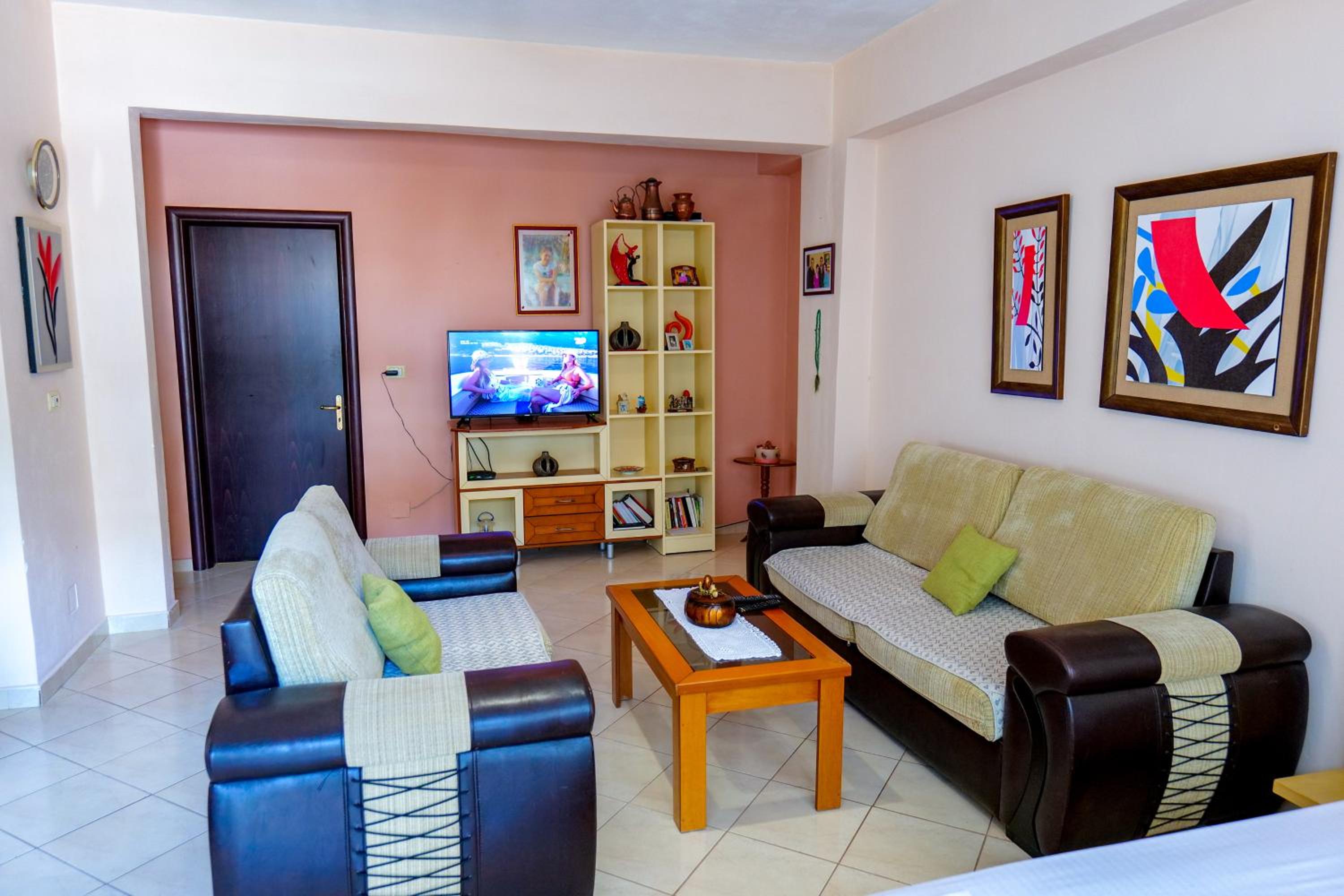 One-Bedroom Apartment photo 2