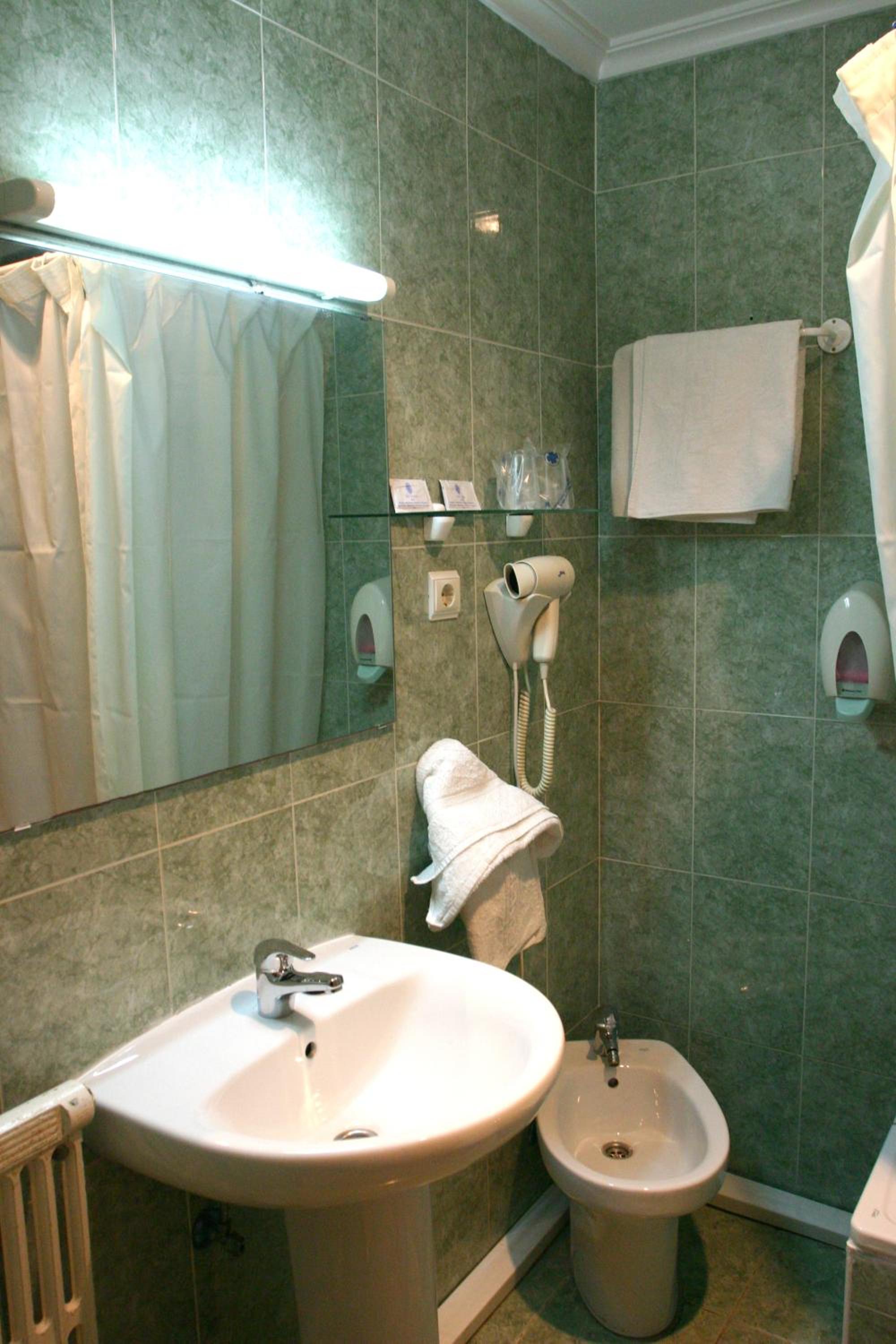 Double or Twin Room - Photo 5