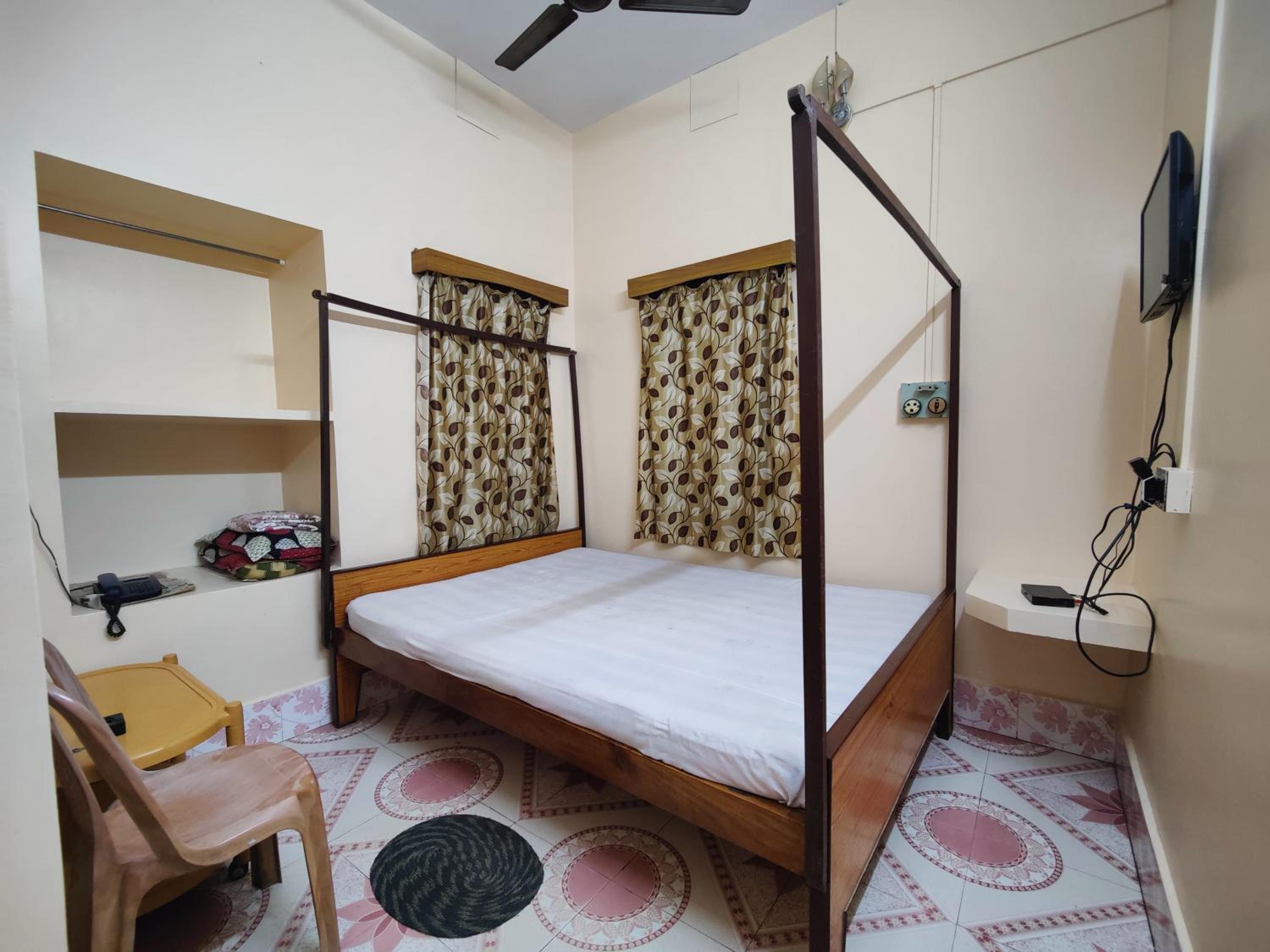 Deluxe Room (2 Adults + 1 Child) - Photo 1