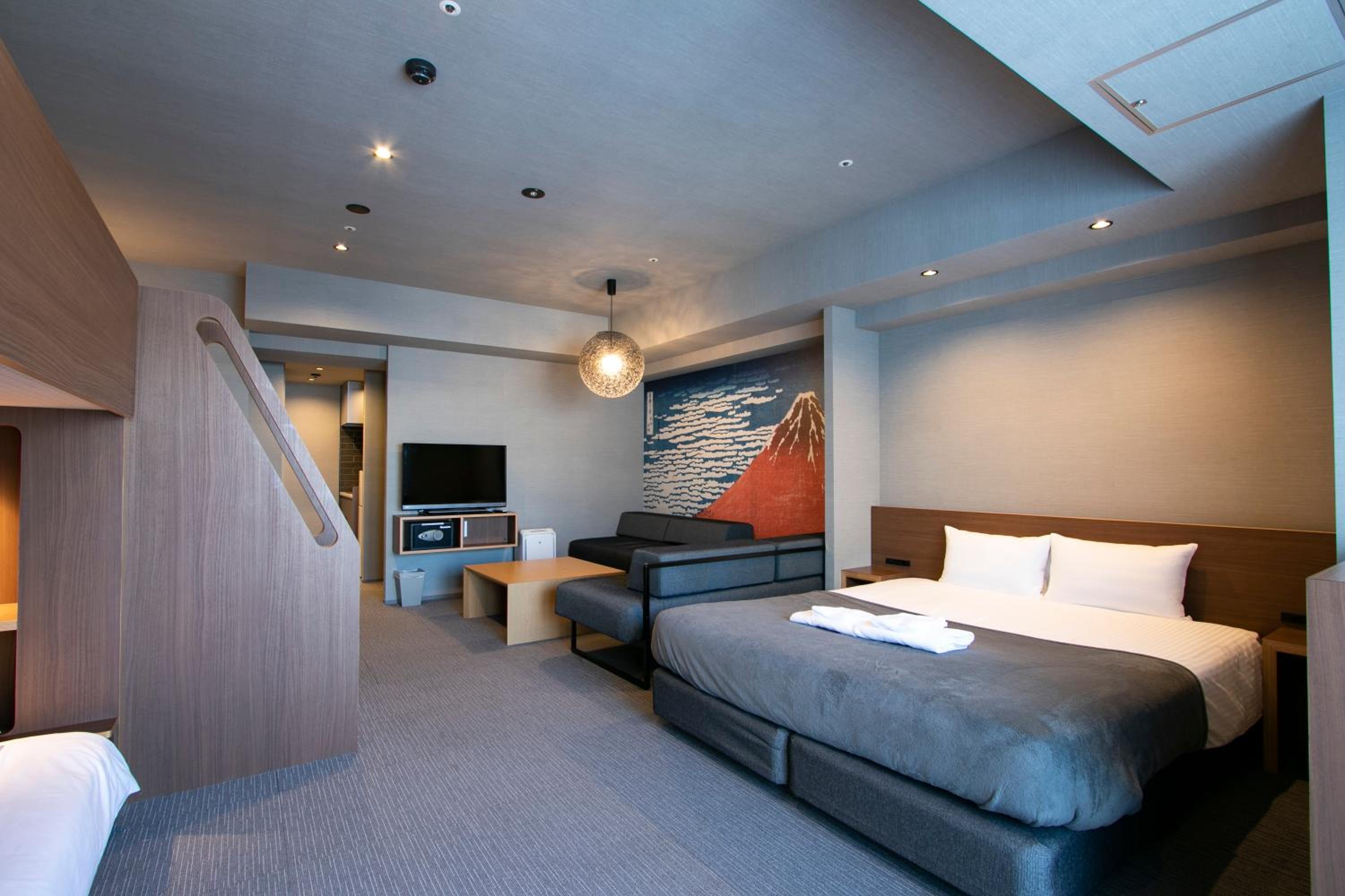 Deluxe Family Loft Bed & Queen Room