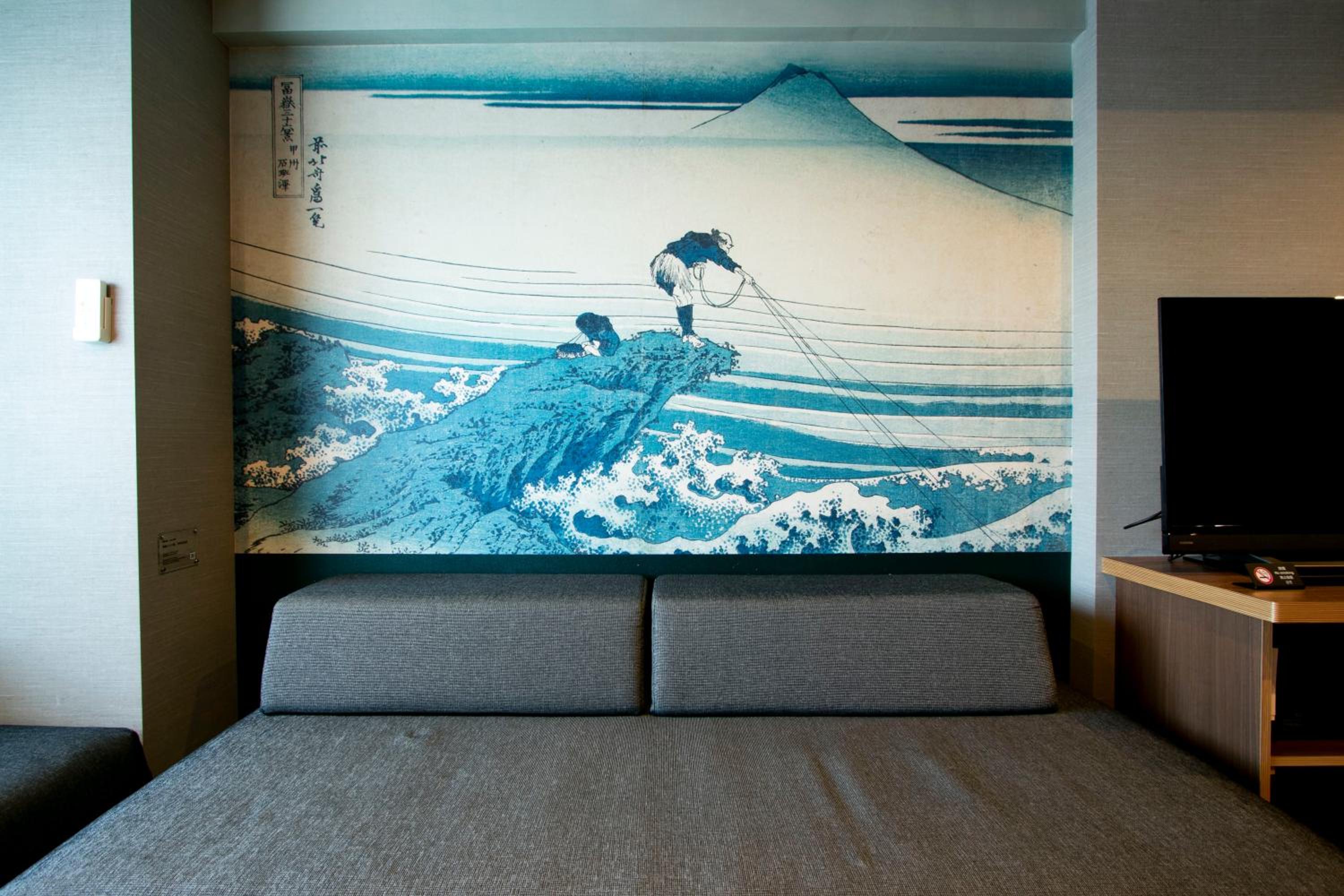 Moderate Family Loft Bedroom thumbnail 6