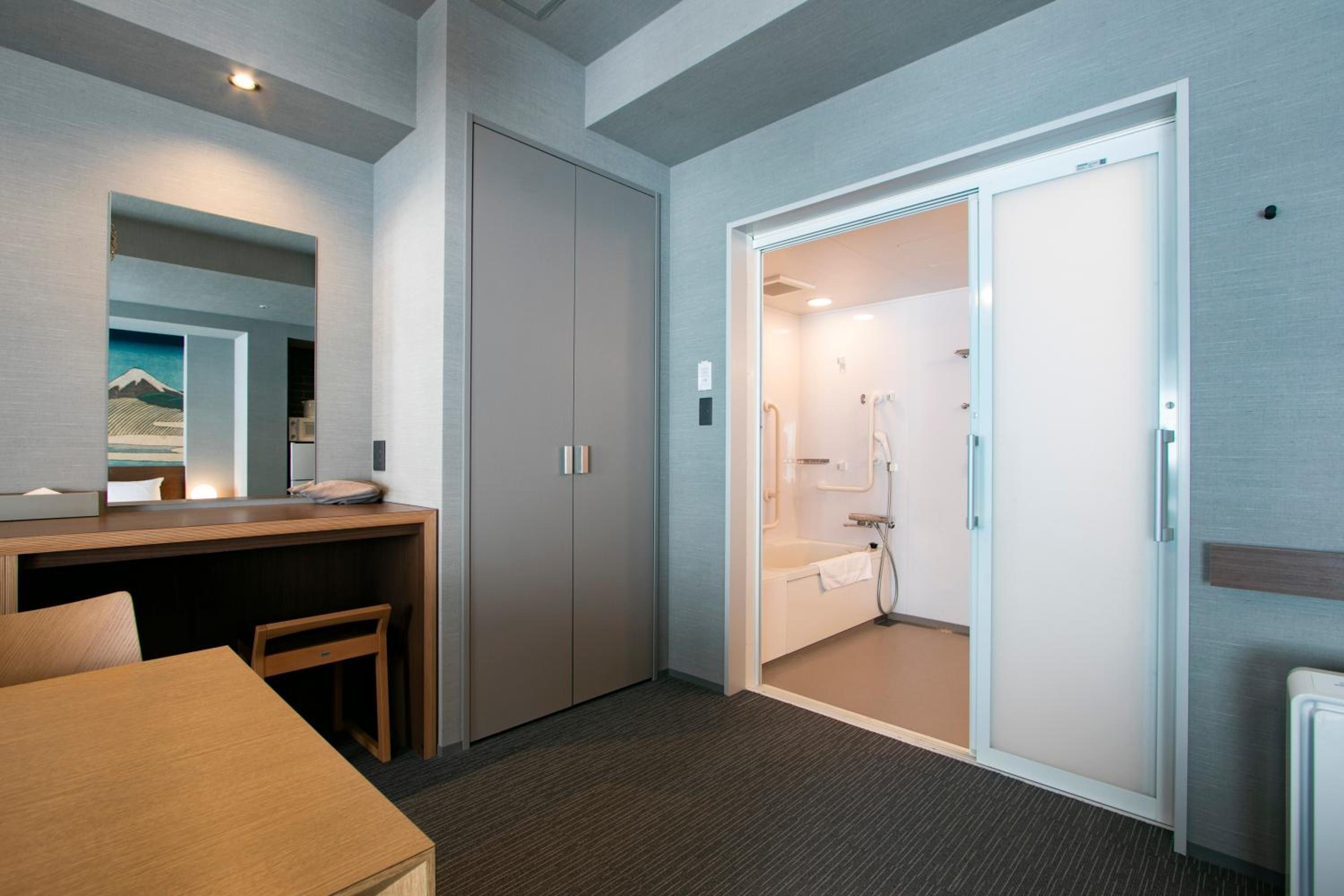 Superior Universal Twin Room thumbnail 5