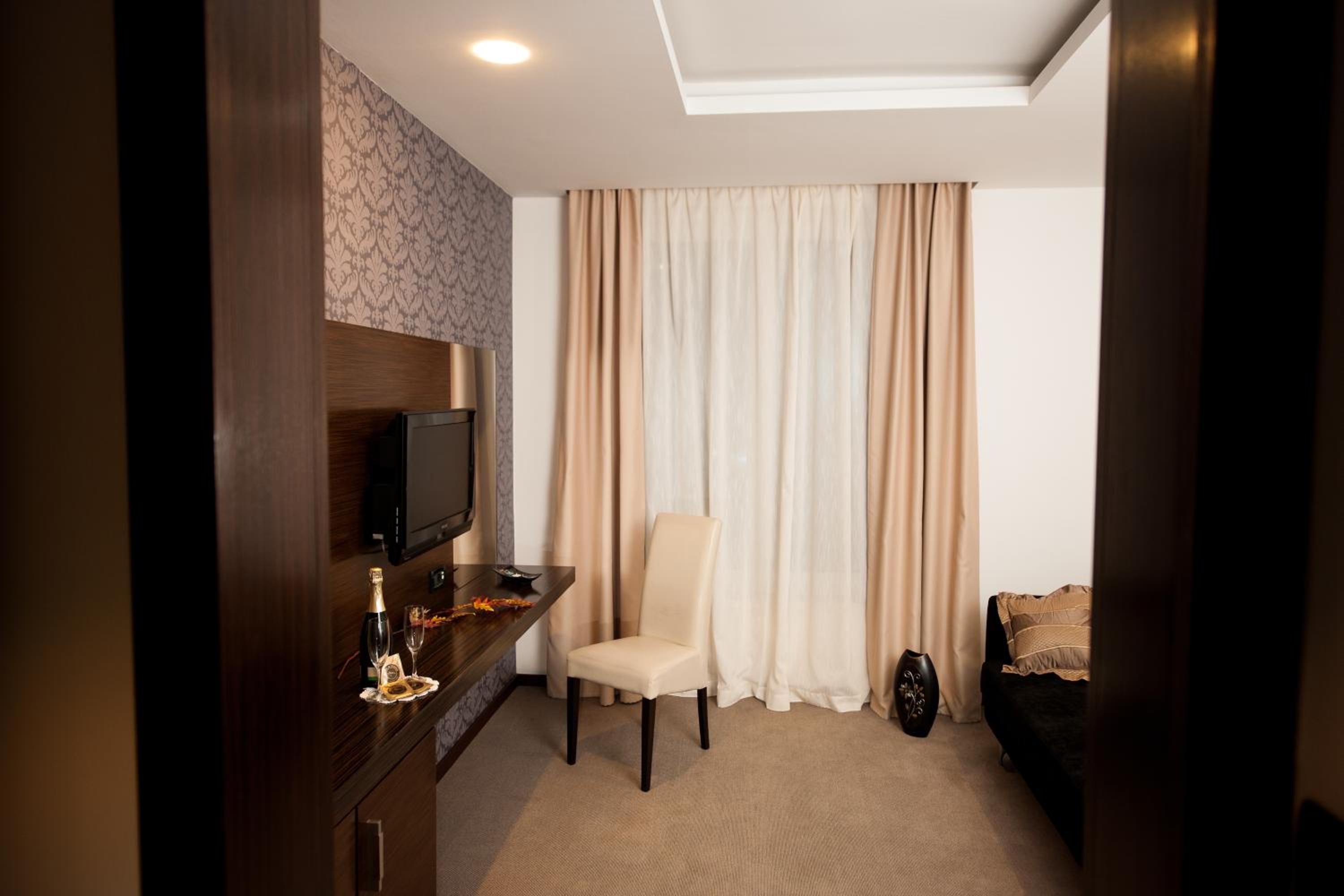One-Bedroom Suite - Photo 5