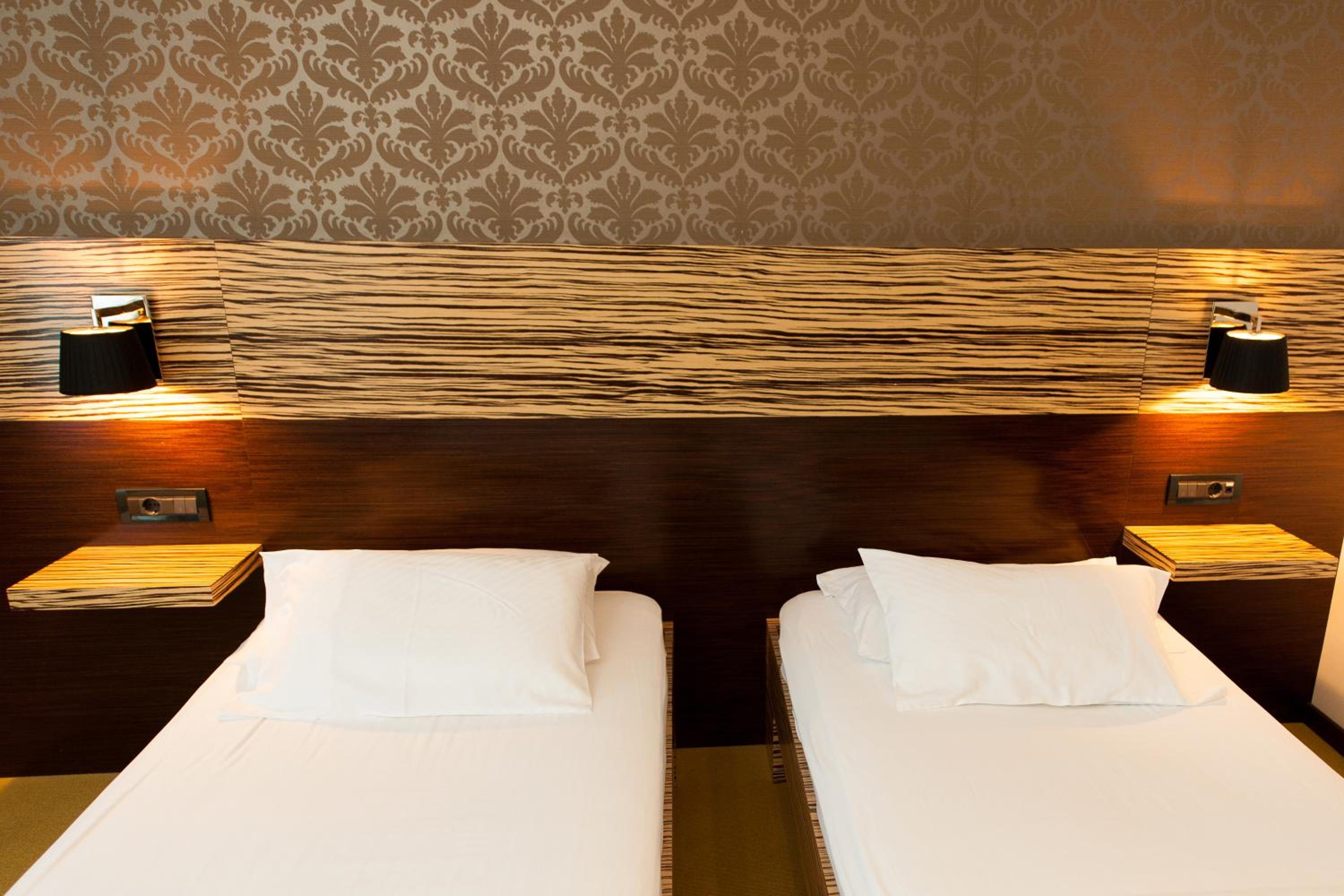 Twin Room - Photo 3