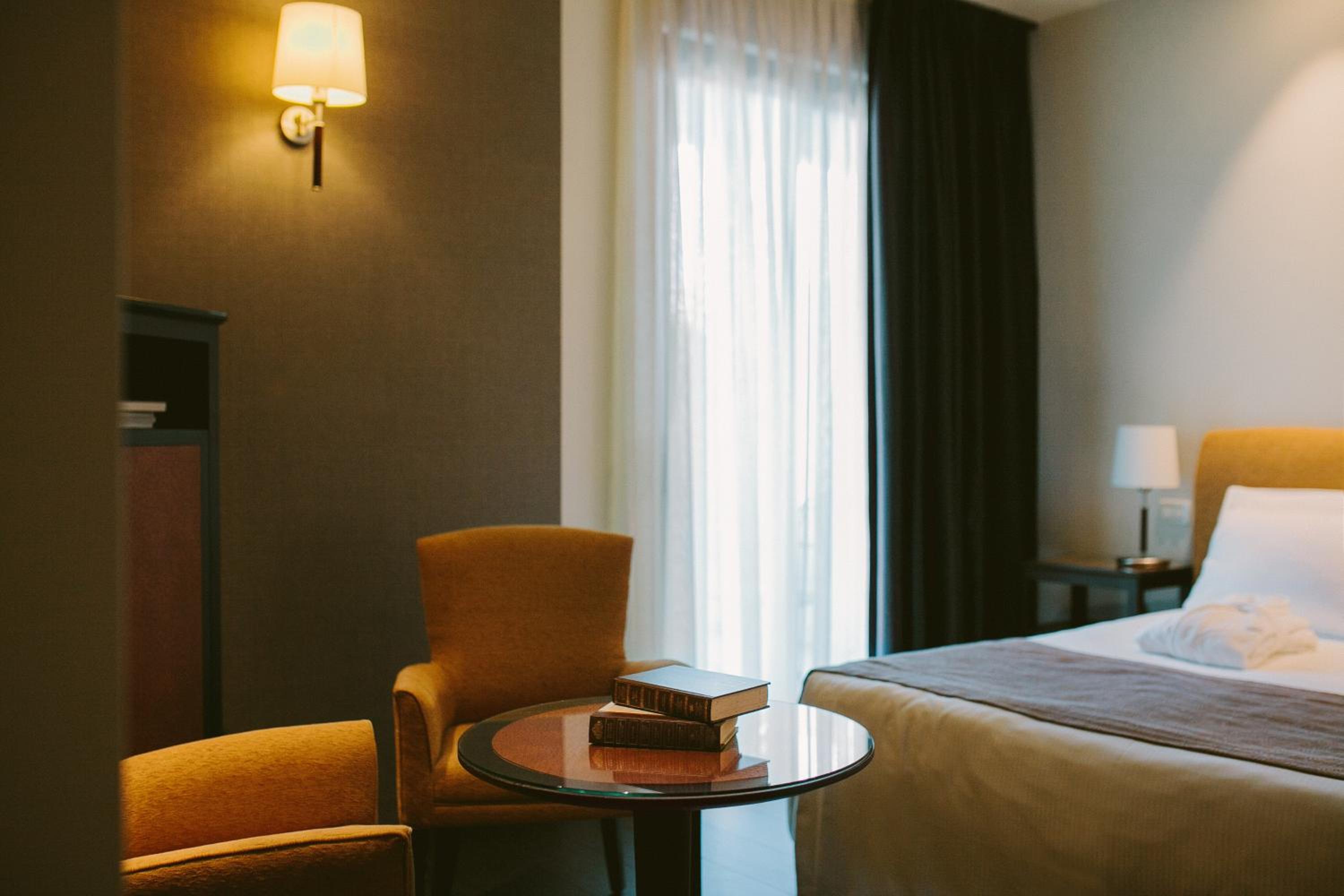 Doppel-/Zweibettzimmer mit Terrasse