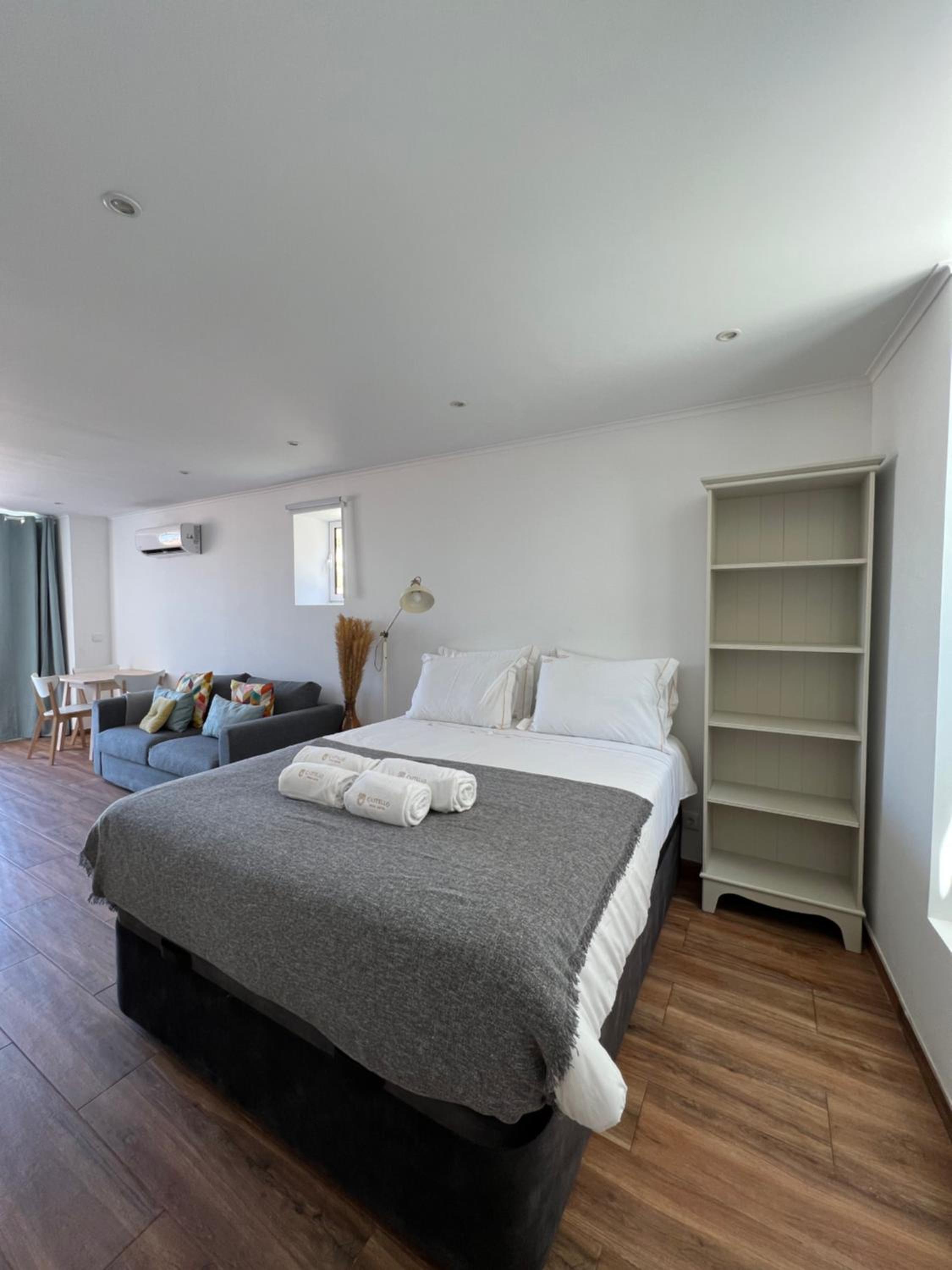 Apartment with Balcony - Photo 3