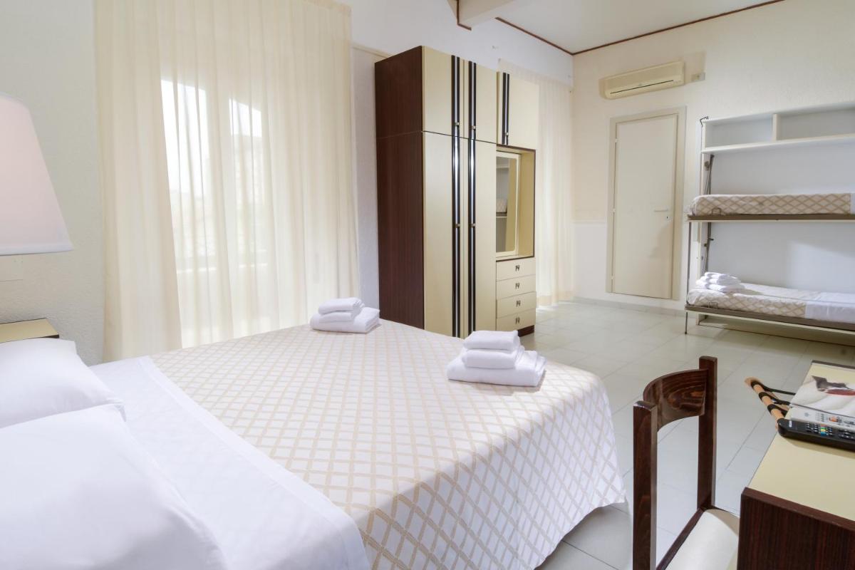 Quadruple Room with Street View photo 1