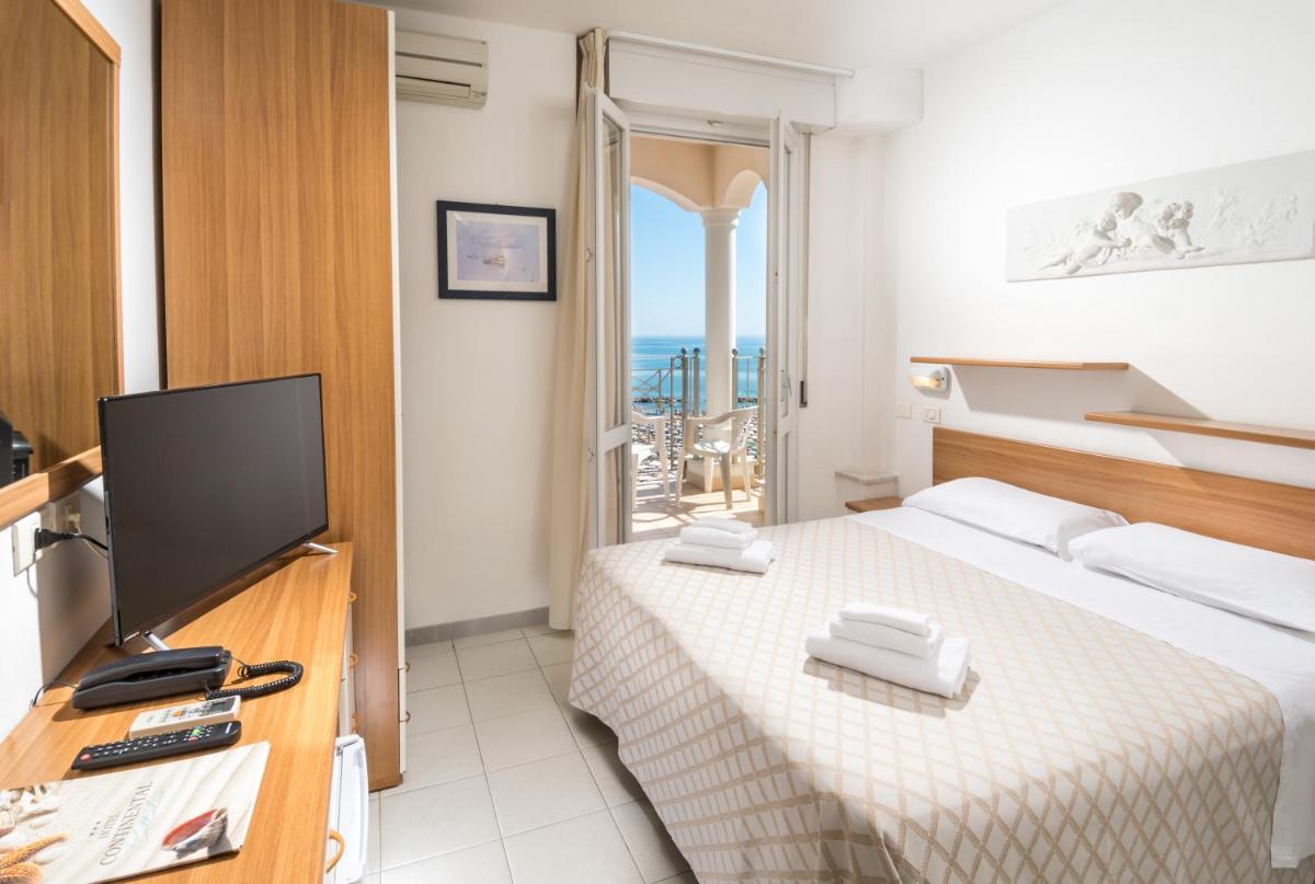Double or Twin Room with Sea View photo 2